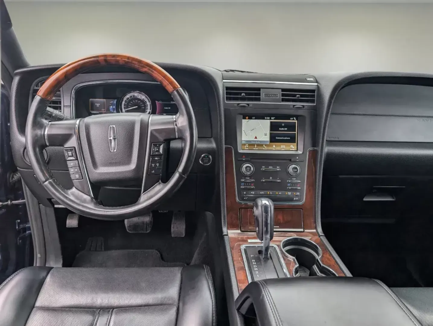 2017 Lincoln Navigator Select (5LMJJ2HT7HE) with an Twin Turbo Premium Unleaded V-6 3.5 L/213 engine, 6-Speed Automatic w/OD transmission, located at 1430 Gateway Drive, Opelika, AL, 36801, (334) 239-0944, 32.637871, -85.409790 - 2017 Lincoln Navigator Select - Photo#12