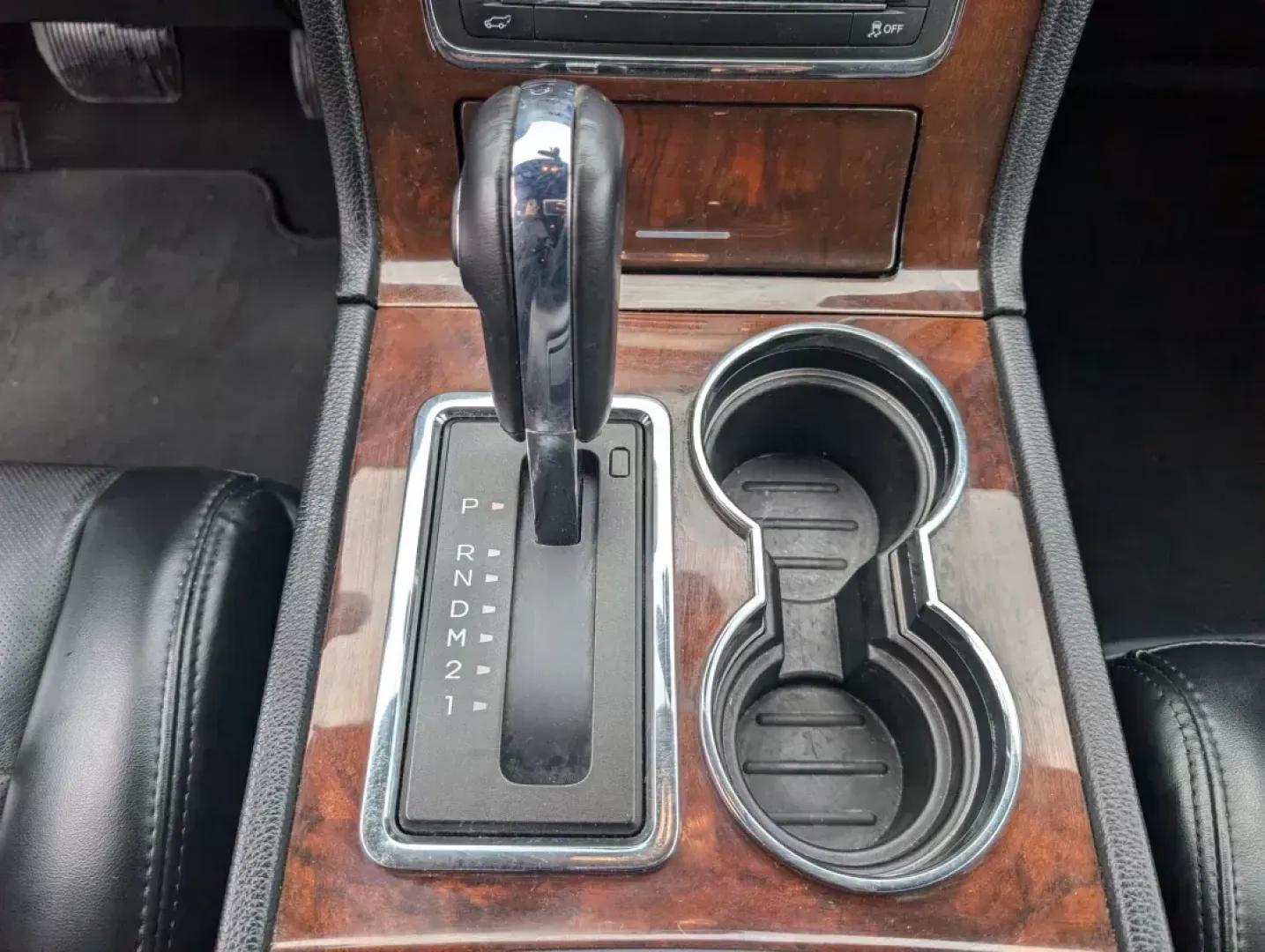 2017 Lincoln Navigator Select (5LMJJ2HT7HE) with an Twin Turbo Premium Unleaded V-6 3.5 L/213 engine, 6-Speed Automatic w/OD transmission, located at 1430 Gateway Drive, Opelika, AL, 36801, (334) 239-0944, 32.637871, -85.409790 - 2017 Lincoln Navigator Select - Photo#13