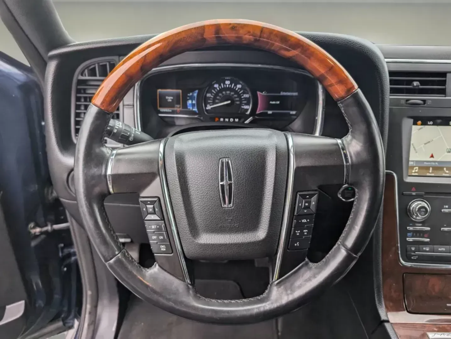2017 Lincoln Navigator Select (5LMJJ2HT7HE) with an Twin Turbo Premium Unleaded V-6 3.5 L/213 engine, 6-Speed Automatic w/OD transmission, located at 1430 Gateway Drive, Opelika, AL, 36801, (334) 239-0944, 32.637871, -85.409790 - 2017 Lincoln Navigator Select - Photo#15