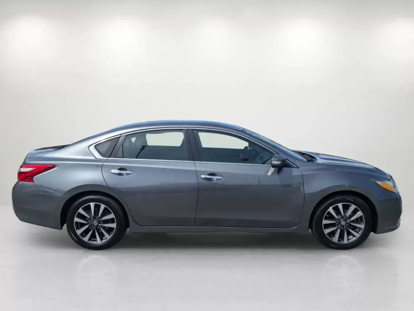 2017 /Charcoal Nissan Altima 2.5 SL (1N4AL3AP7HC) with an Regular Unleaded I-4 2.5 L/152 engine, 1-Speed CVT w/OD transmission, located at 5115 14th Ave., Columbus, GA, 31904, (706) 323-0345, 32.511494, -84.971046 - 2017 Nissan Altima 2.5 SL - Photo#5