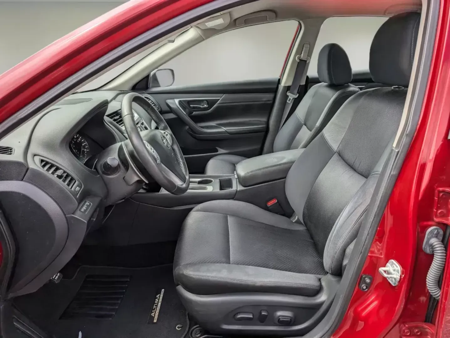 2017 /Sport Interior Nissan Altima 2.5 SR (1N4AL3AP2HC) with an Regular Unleaded I-4 2.5 L/152 engine, 1-Speed CVT w/OD transmission, located at 3959 U.S. 80 W, Phenix City, AL, 36870, (334) 297-4885, 32.469296, -85.135185 - 2017 Nissan Altima 2.5 SR - Photo#10