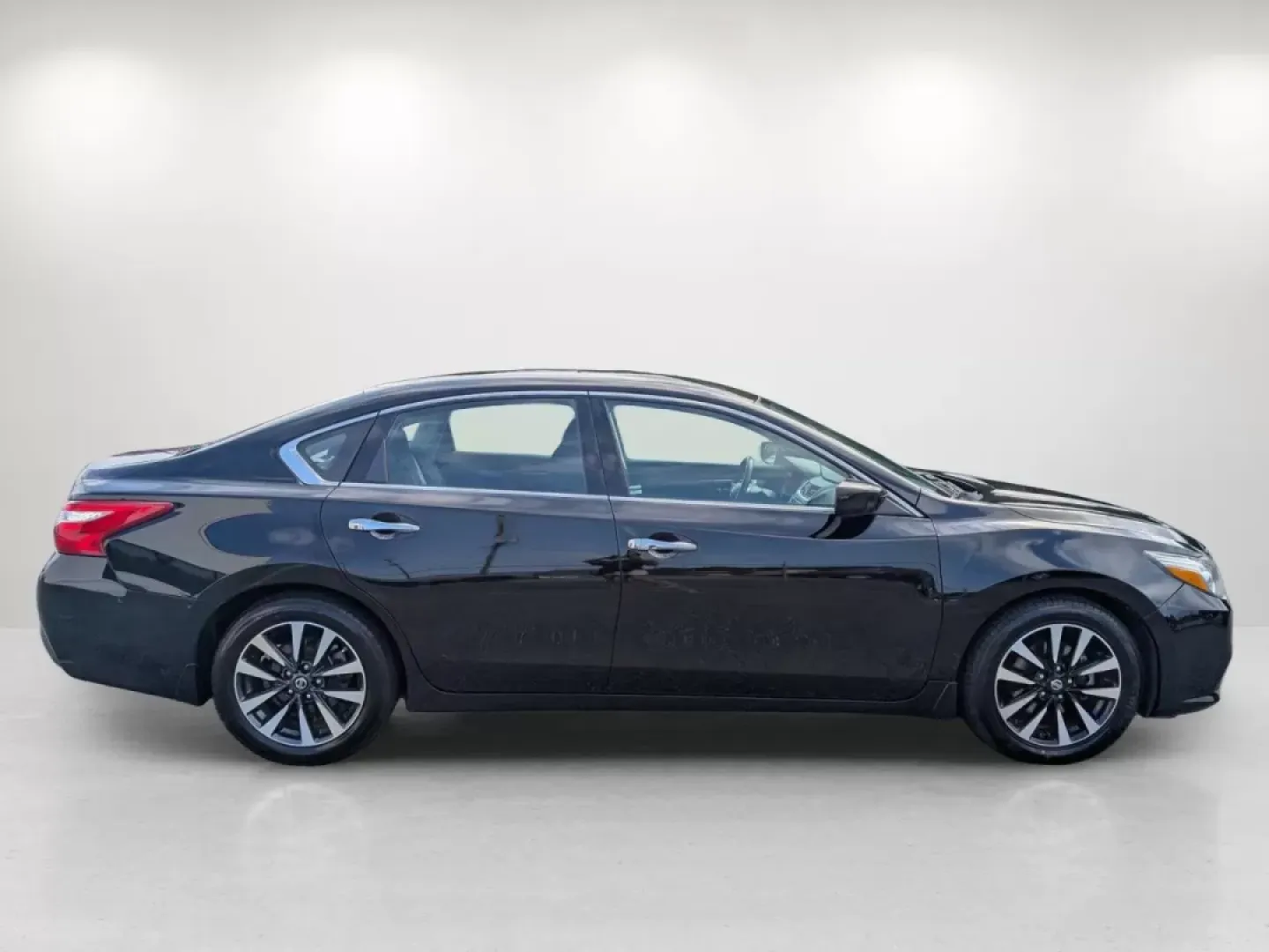 2017 /Charcoal Nissan Altima 2.5 SV (1N4AL3AP0HC) with an Other engine, located at 1430 Gateway Drive, Opelika, AL, 36801, (334) 239-0944, 32.637871, -85.409790 - Experience the perfect blend of style, comfort, and reliability with the 2017 Nissan Altima 2.5 SV, ideal for daily commutes, weekend getaways, or family adventures. At Gils Auto, located at 3959 U.S. 80 W, Phenix City, AL 36870, we understand that finding the right car can be a challenge, especiall - Photo#3