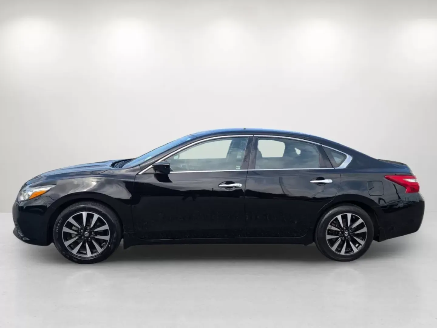 2017 /Charcoal Nissan Altima 2.5 SV (1N4AL3AP0HC) with an Other engine, located at 1430 Gateway Drive, Opelika, AL, 36801, (334) 239-0944, 32.637871, -85.409790 - Experience the perfect blend of style, comfort, and reliability with the 2017 Nissan Altima 2.5 SV, ideal for daily commutes, weekend getaways, or family adventures. At Gils Auto, located at 3959 U.S. 80 W, Phenix City, AL 36870, we understand that finding the right car can be a challenge, especiall - Photo#7