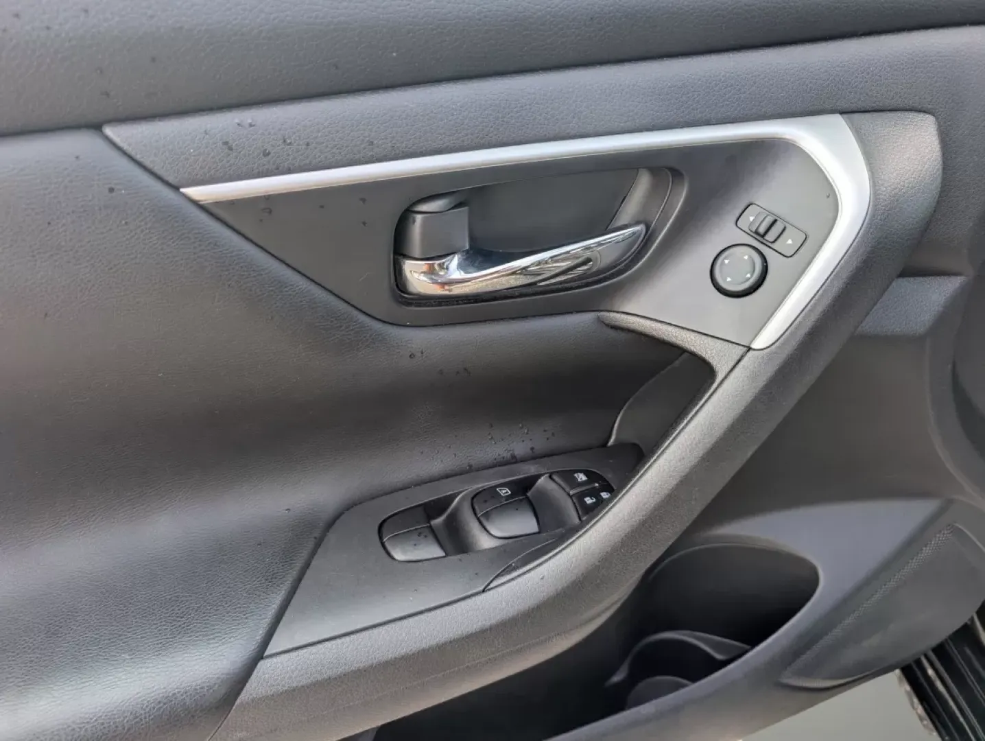 2017 /Charcoal Nissan Altima 2.5 SV (1N4AL3AP0HC) with an Other engine, located at 1430 Gateway Drive, Opelika, AL, 36801, (334) 239-0944, 32.637871, -85.409790 - Experience the perfect blend of style, comfort, and reliability with the 2017 Nissan Altima 2.5 SV, ideal for daily commutes, weekend getaways, or family adventures. At Gils Auto, located at 3959 U.S. 80 W, Phenix City, AL 36870, we understand that finding the right car can be a challenge, especiall - Photo#8