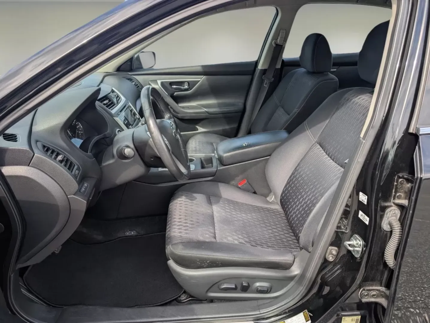 2017 /Charcoal Nissan Altima 2.5 SV (1N4AL3AP0HC) with an Other engine, located at 1430 Gateway Drive, Opelika, AL, 36801, (334) 239-0944, 32.637871, -85.409790 - Experience the perfect blend of style, comfort, and reliability with the 2017 Nissan Altima 2.5 SV, ideal for daily commutes, weekend getaways, or family adventures. At Gils Auto, located at 3959 U.S. 80 W, Phenix City, AL 36870, we understand that finding the right car can be a challenge, especiall - Photo#9