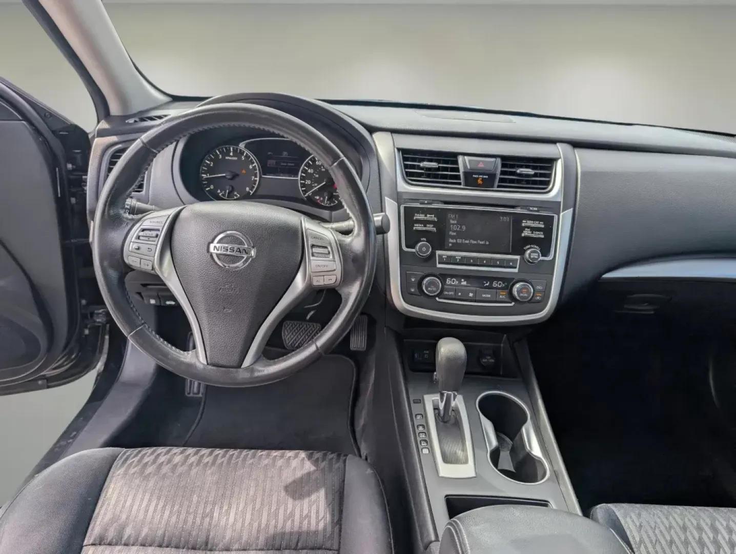 2017 /Charcoal Nissan Altima 2.5 SV (1N4AL3AP0HC) with an Other engine, located at 1430 Gateway Drive, Opelika, AL, 36801, (334) 239-0944, 32.637871, -85.409790 - Experience the perfect blend of style, comfort, and reliability with the 2017 Nissan Altima 2.5 SV, ideal for daily commutes, weekend getaways, or family adventures. At Gils Auto, located at 3959 U.S. 80 W, Phenix City, AL 36870, we understand that finding the right car can be a challenge, especiall - Photo#11