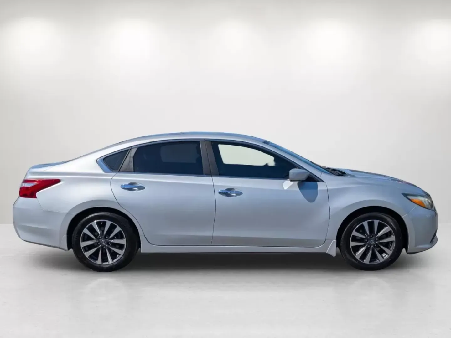 2017 /Charcoal Nissan Altima 2.5 SV (1N4AL3AP8HC) with an Other engine, located at 3959 U.S. 80 W, Phenix City, AL, 36870, (334) 297-4885, 32.469296, -85.135185 - **Experience Freedom with the 2017 Nissan Altima 2.5 SV Perfect for Your Daily Adventures!**<br /> <br /> Are you on the hunt for a reliable vehicle that fits your lifestyle? Look no further! The 2017 Nissan Altima 2.5 SV is your perfect companion for daily commutes, family outings, and everything - Photo#4