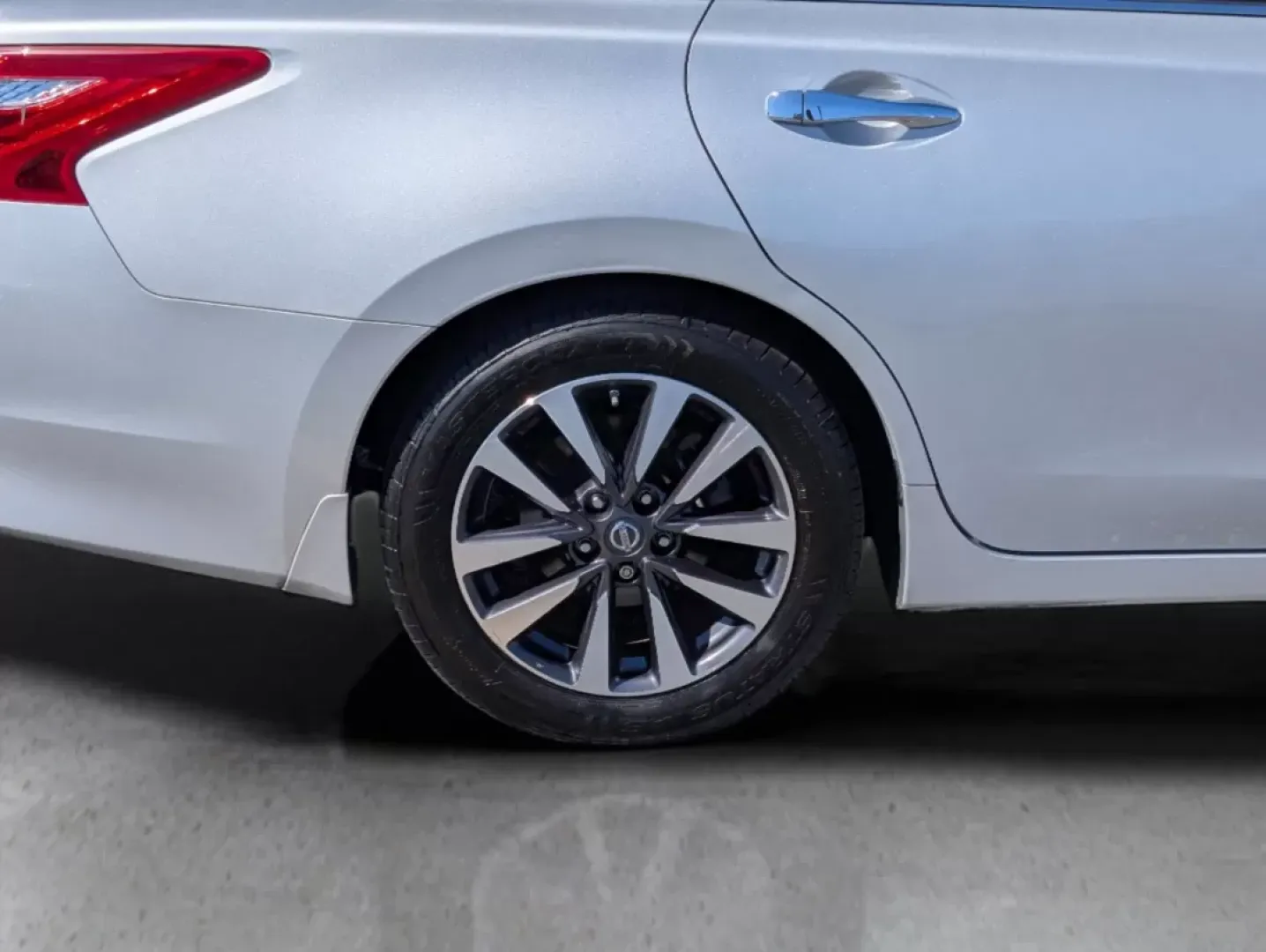 2017 /Charcoal Nissan Altima 2.5 SV (1N4AL3AP8HC) with an Other engine, located at 3959 U.S. 80 W, Phenix City, AL, 36870, (334) 297-4885, 32.469296, -85.135185 - **Experience Freedom with the 2017 Nissan Altima 2.5 SV Perfect for Your Daily Adventures!**<br /> <br /> Are you on the hunt for a reliable vehicle that fits your lifestyle? Look no further! The 2017 Nissan Altima 2.5 SV is your perfect companion for daily commutes, family outings, and everything - Photo#8