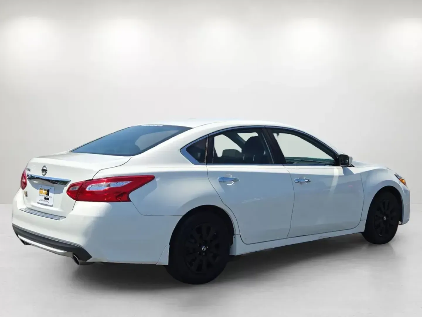 2017 /Charcoal Nissan Altima 2.5 S (1N4AL3AP8HN) with an Other engine, located at 1430 Gateway Drive, Opelika, AL, 36801, (334) 239-0944, 32.637871, -85.409790 - Are you looking for a dependable sedan that fits seamlessly into your busy lifestyle? Whether you're commuting to work, running errands around Opelika, or embarking on weekend road trips, the 2017 Nissan Altima 2.5 S is the perfect companion. With its blend of comfort, technology, and efficiency, th - Photo#4