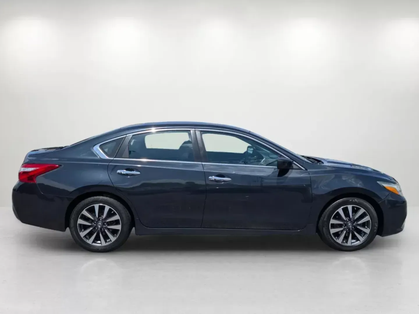 2017 Nissan Altima 2.5 SV (1N4AL3AP2HC) with an Other engine, located at 5115 14th Ave., Columbus, GA, 31904, (706) 323-0345, 32.511494, -84.971046 - Experience the thrill of the open road with our stunning 2017 Nissan Altima 2.5 SV, now available at Gils Auto Columbus! Located at 5115 14th Ave., Columbus, GA 31904, this versatile sedan is perfect for budget-conscious buyers and families alike, providing a blend of comfort, style, and cutting-ed - Photo#3