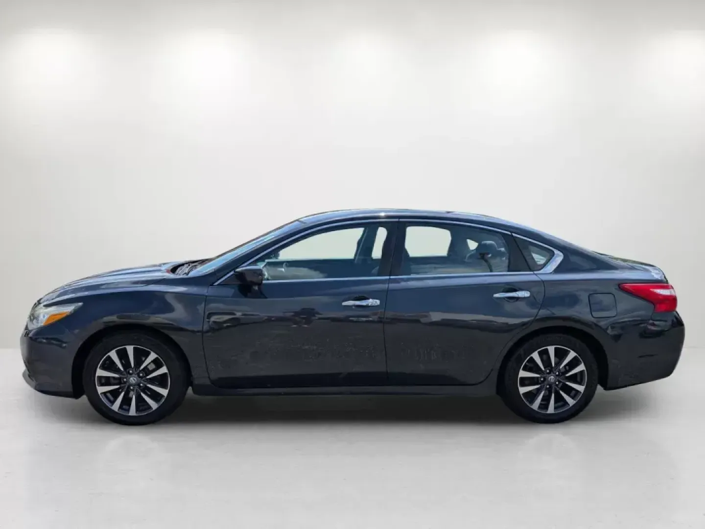 2017 Nissan Altima 2.5 SV (1N4AL3AP2HC) with an Other engine, located at 5115 14th Ave., Columbus, GA, 31904, (706) 323-0345, 32.511494, -84.971046 - Experience the thrill of the open road with our stunning 2017 Nissan Altima 2.5 SV, now available at Gils Auto Columbus! Located at 5115 14th Ave., Columbus, GA 31904, this versatile sedan is perfect for budget-conscious buyers and families alike, providing a blend of comfort, style, and cutting-ed - Photo#7