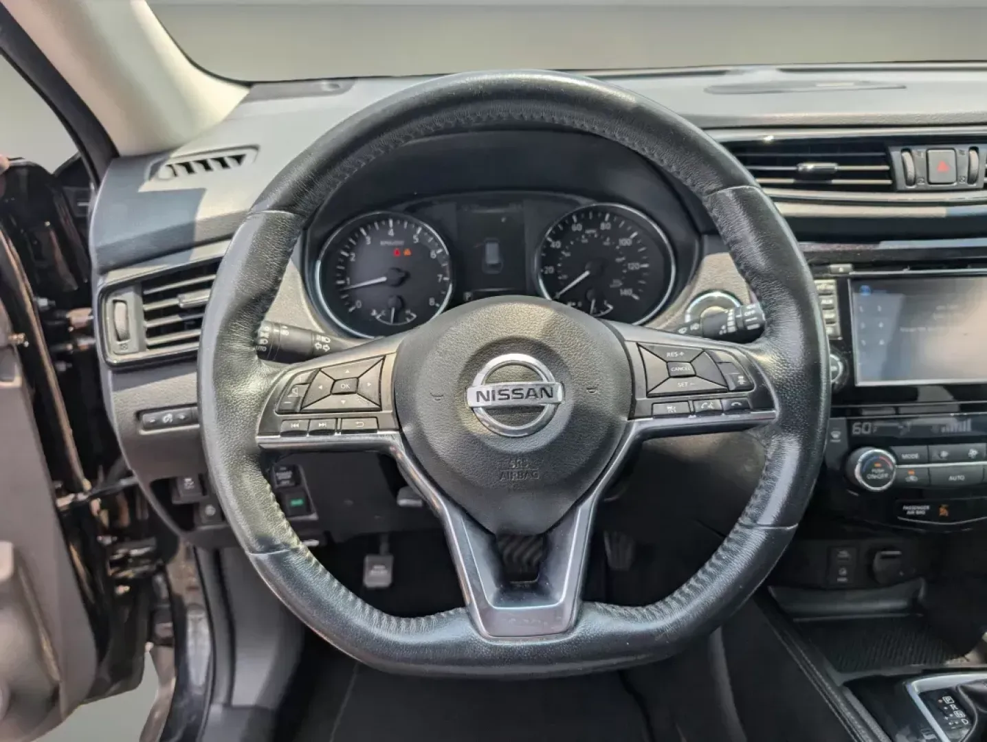 2017 /Charcoal Nissan Rogue SL (5N1AT2MT2HC) with an Regular Unleaded I-4 2.5 L/152 engine, 1-Speed CVT w/OD transmission, located at 3959 U.S. 80 W, Phenix City, AL, 36870, (334) 297-4885, 32.469296, -85.135185 - 2017 Nissan Rogue SL - Photo#12