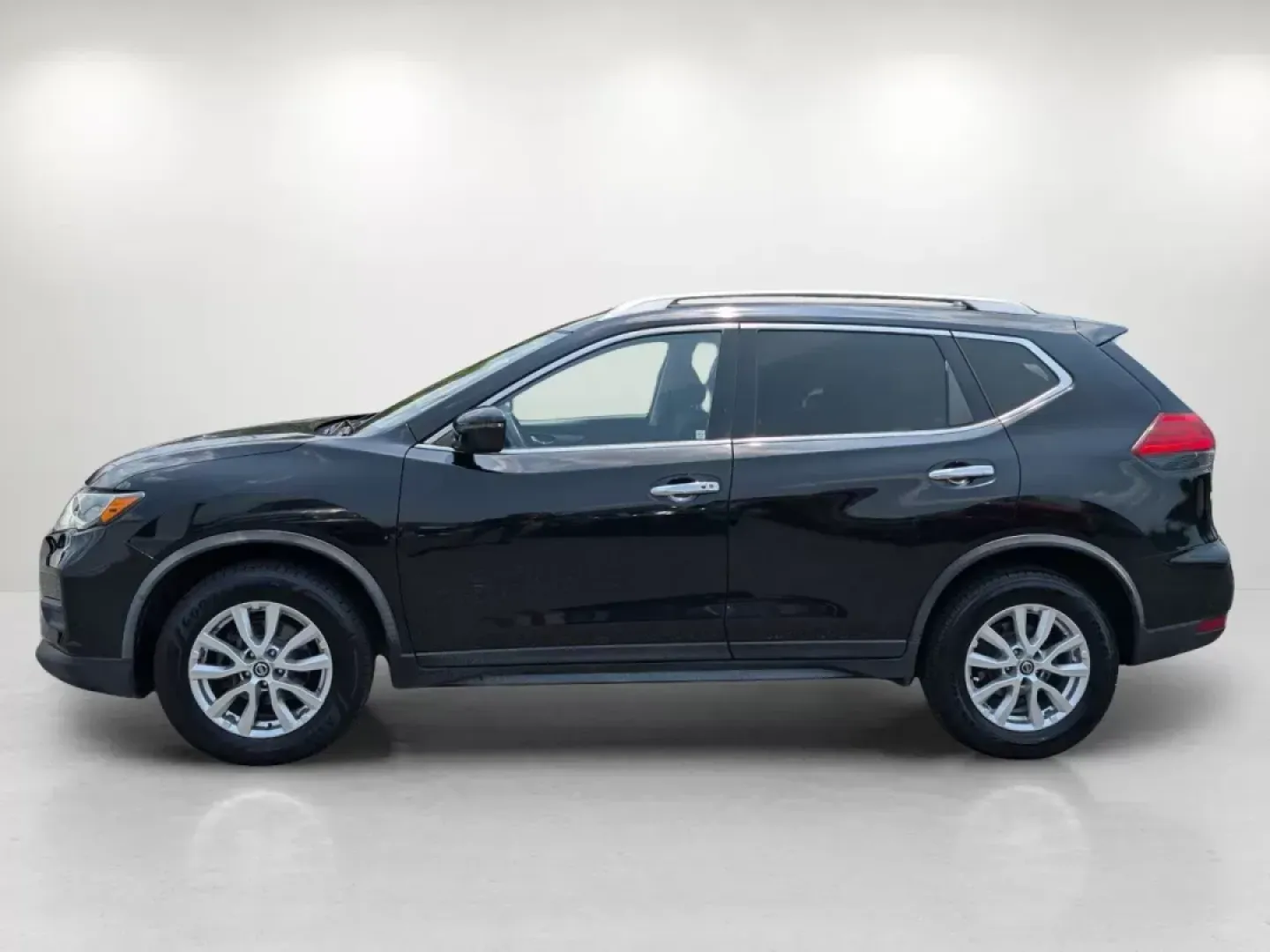 2017 /Charcoal Nissan Rogue SV (JN8AT2MV9HW) with an Other engine, located at 804 22nd Ave, Phenix City, AL, 36870, (334) 297-1860, 32.484749, -85.024475 - 2017 Nissan Rogue SV - Photo#7