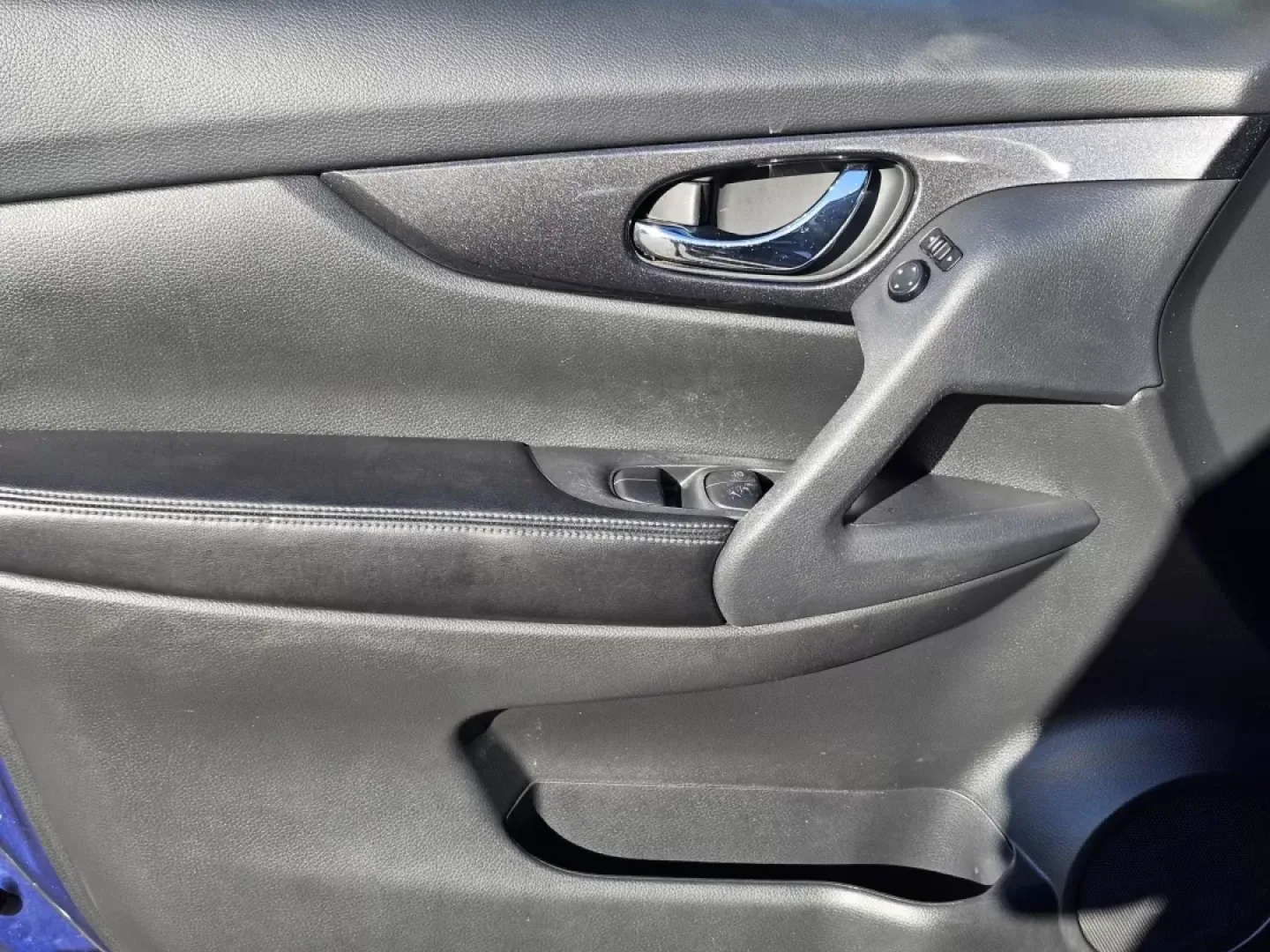 2017 /Charcoal Nissan Rogue SV (5N1AT2MT0HC) with an Other engine, located at 1430 Gateway Drive, Opelika, AL, 36801, (334) 239-0944, 32.637871, -85.409790 - ### 2017 Nissan Rogue SV: The Perfect SUV for Family Adventures!<br /> <br /> Are you looking for a reliable SUV that seamlessly blends style, comfort, and versatility? The 2017 Nissan Rogue SV is your ideal companion for family adventures or long commutes around Phenix City, AL. Whether you're navi - Photo#8