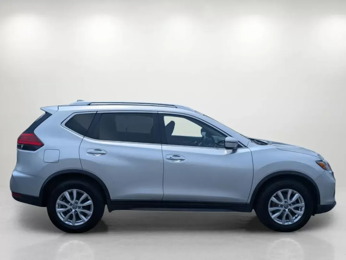 2017 /Charcoal Nissan Rogue SV (KNMAT2MT9HP) with an Regular Unleaded I-4 2.5 L/152 engine, 1-Speed CVT w/OD transmission, located at 3959 U.S. 80 W, Phenix City, AL, 36870, (334) 297-4885, 32.469296, -85.135185 - 2017 Nissan Rogue SV - Photo#2