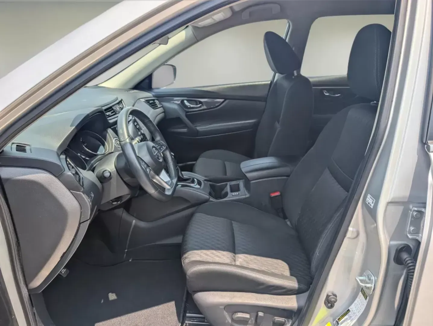 2017 /Charcoal Nissan Rogue SV (KNMAT2MT9HP) with an Regular Unleaded I-4 2.5 L/152 engine, 1-Speed CVT w/OD transmission, located at 3959 U.S. 80 W, Phenix City, AL, 36870, (334) 297-4885, 32.469296, -85.135185 - 2017 Nissan Rogue SV - Photo#9