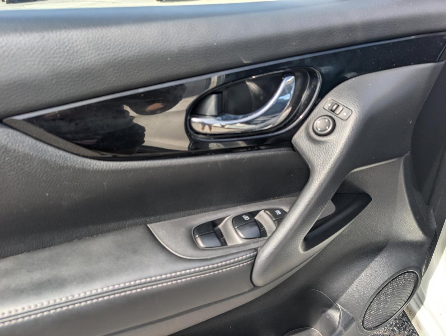 2017 /Charcoal Nissan Rogue Sport SV (JN1BJ1CR5HW) with an Regular Unleaded I-4 2.0 L/122 engine, 1-Speed CVT w/OD transmission, located at 3959 U.S. 80 W, Phenix City, AL, 36870, (334) 297-4885, 32.469296, -85.135185 - 2017 Nissan Rogue Sport SV - Photo#8
