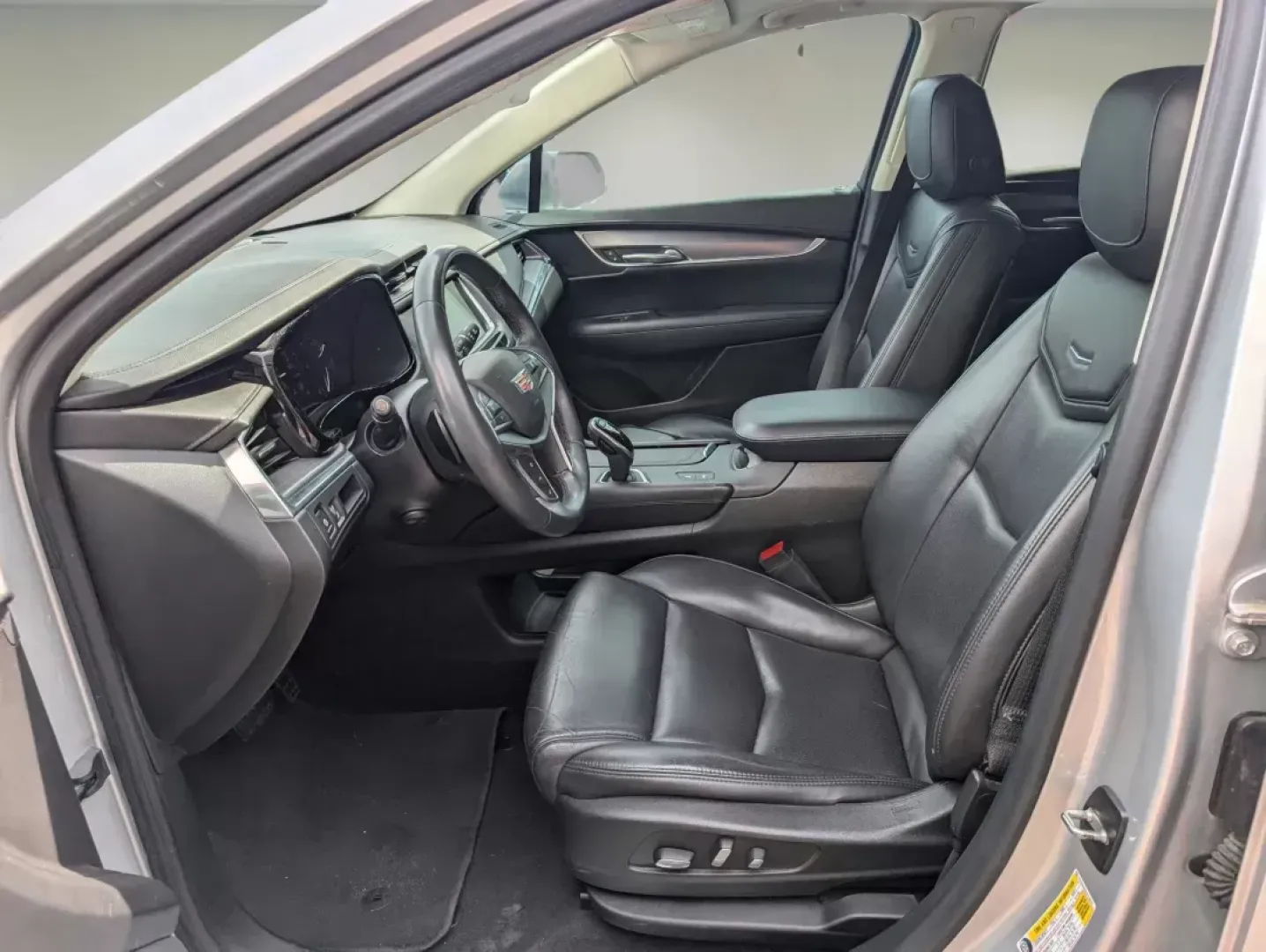 2018 /Jet Black Cadillac XT5 Premium Luxury FWD (1GYKNERS0JZ) with an Other engine, located at 5115 14th Ave., Columbus, GA, 31904, (706) 323-0345, 32.511494, -84.971046 - ### Discover the Luxury and Versatility of the 2018 Cadillac XT5 at Gils Auto - Columbus<br /> <br /> Are you ready to elevate your driving experience? Whether you're commuting to work, shuttling the kids to their activities, or embarking on weekend getaways, the 2018 Cadillac XT5 Premium Luxury FWD - Photo#9