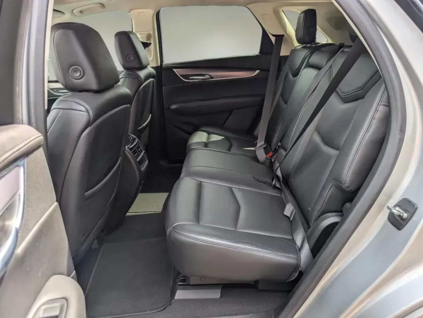 2018 /Jet Black Cadillac XT5 Premium Luxury FWD (1GYKNERS0JZ) with an Other engine, located at 5115 14th Ave., Columbus, GA, 31904, (706) 323-0345, 32.511494, -84.971046 - ### Discover the Luxury and Versatility of the 2018 Cadillac XT5 at Gils Auto - Columbus<br /> <br /> Are you ready to elevate your driving experience? Whether you're commuting to work, shuttling the kids to their activities, or embarking on weekend getaways, the 2018 Cadillac XT5 Premium Luxury FWD - Photo#10