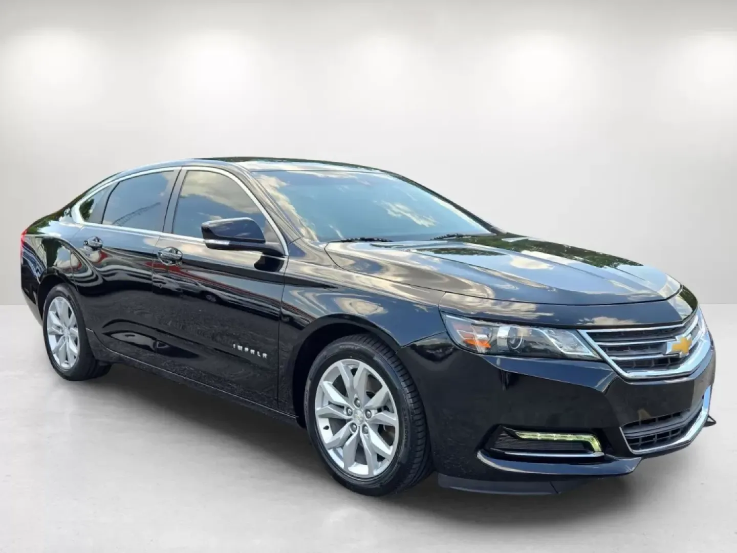 2018 /Jet Black Chevrolet Impala LT (1G1105S38JU) with an Other engine, located at 5115 14th Ave., Columbus, GA, 31904, (706) 323-0345, 32.511494, -84.971046 - Elevate your daily commute or weekend getaways with the stylish and versatile 2018 Chevrolet Impala LT, available now at Gils Auto in Phenix City, AL. This sedan is perfect for budget-conscious buyers seeking a blend of comfort, technology, and performance. With ample space and advanced features, it - Photo#2