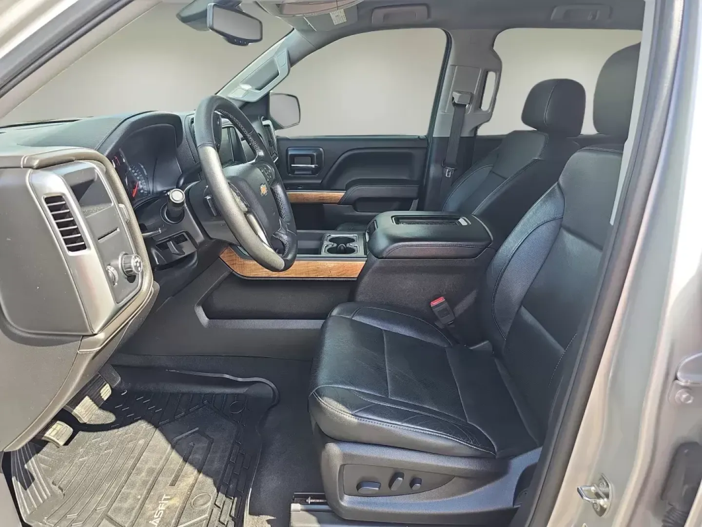 2018 /Jet Black Chevrolet Silverado 1500 LTZ (3GCPCSEC5JG) with an Gas V8 5.3L/325 engine, 6-Speed Automatic transmission, located at 804 22nd Ave, Phenix City, AL, 36870, (334) 297-1860, 32.484749, -85.024475 - **Elevate Your Lifestyle with the 2018 Chevrolet Silverado 1500 LTZ in Prattville, AL!**<br /> <br /> Imagine cruising down the scenic roads of Prattville, AL, with your family or friends, the spacious interior of the 2018 Chevrolet Silverado 1500 LTZ providing both comfort and style. This Crew Cab - Photo#9