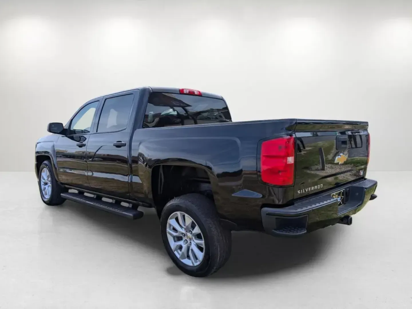 2018 /Dark Ash with Jet Black Interior Accents Chevrolet Silverado 1500 Custom (3GCPCPEC4JG) with an Gas V8 5.3L/325 engine, 6-Speed Automatic transmission, located at 3959 U.S. 80 W, Phenix City, AL, 36870, (334) 297-4885, 32.469296, -85.135185 - 2018 Chevrolet Silverado 1500 Custom - Photo#3