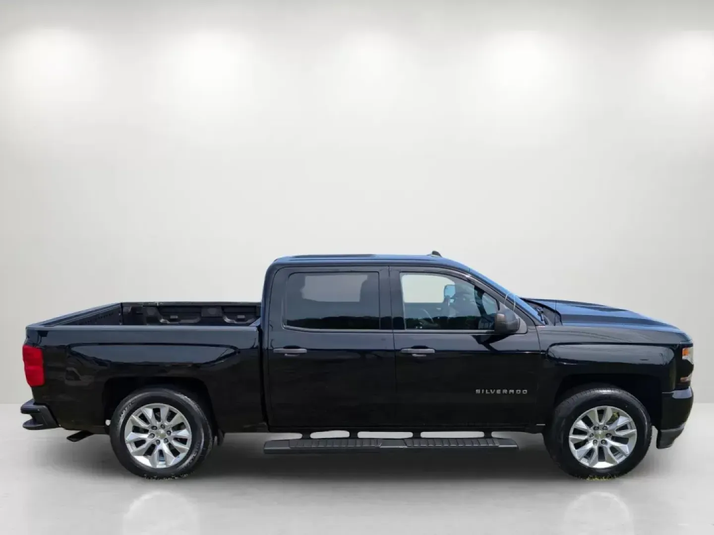 2018 /Dark Ash with Jet Black Interior Accents Chevrolet Silverado 1500 Custom (3GCPCPEC4JG) with an Gas V8 5.3L/325 engine, 6-Speed Automatic transmission, located at 3959 U.S. 80 W, Phenix City, AL, 36870, (334) 297-4885, 32.469296, -85.135185 - 2018 Chevrolet Silverado 1500 Custom - Photo#6