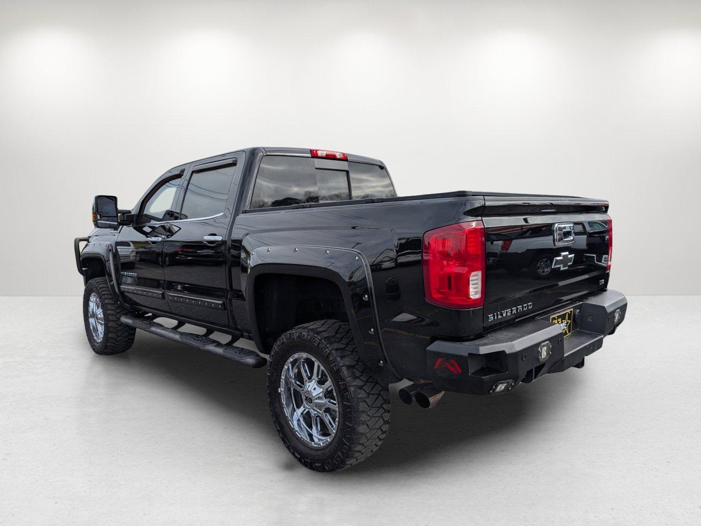 2018 /Jet Black Chevrolet Silverado 1500 LTZ (3GCUKSEJ9JG) with an Gas V8 6.2L/376 engine, 8-Speed Automatic transmission, located at 1430 Gateway Drive, Opelika, AL, 36801, (334) 239-0944, 32.637871, -85.409790 - 2018 Chevrolet Silverado 1500 LTZ - Photo#6