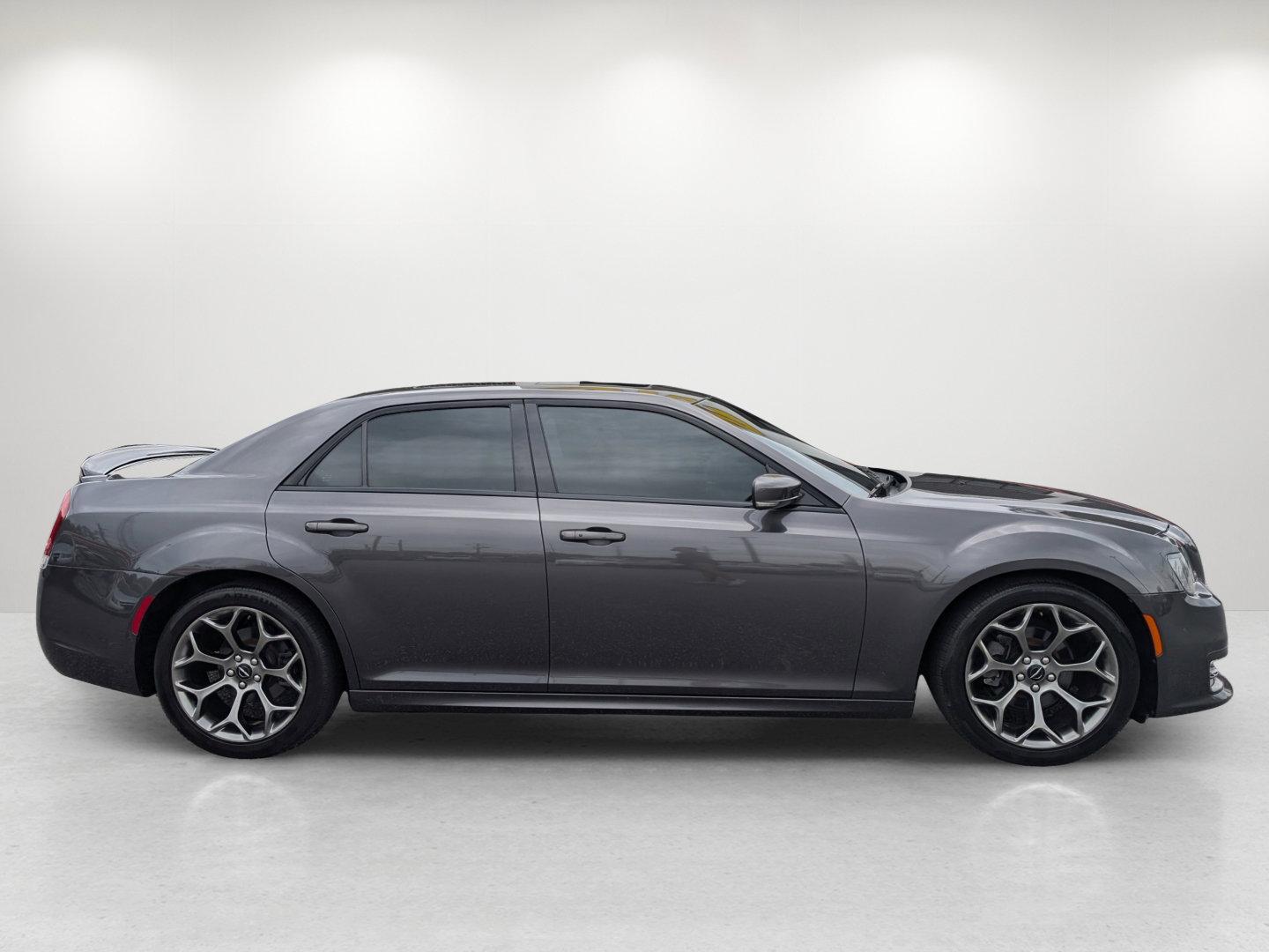 2018 /Black Chrysler 300 300S (2C3CCABGXJH) with an Regular Unleaded V-6 3.6 L/220 engine, 8-Speed Automatic w/OD transmission, located at 3959 U.S. 80 W, Phenix City, AL, 36870, (334) 297-4885, 32.469296, -85.135185 - 2018 Chrysler 300 300S - Photo#3