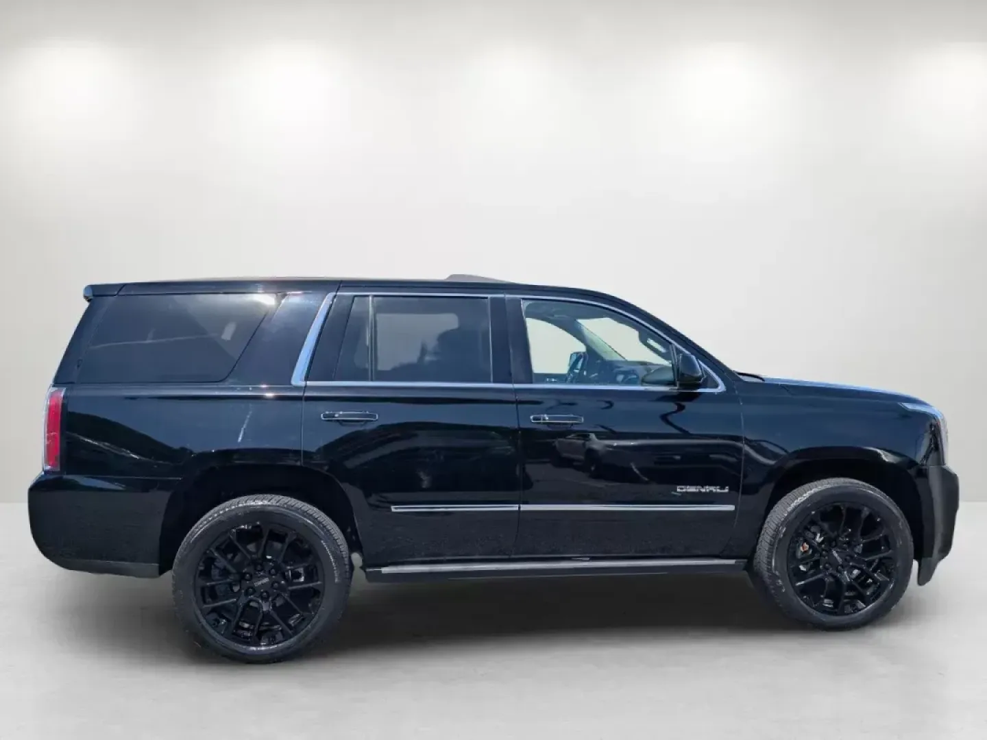 2018 /Cocoa/Dark Atmosphere GMC Yukon Denali (1GKS1CKJ7JR) with an Gas V8 6.2L/376 engine, 10-Speed Automatic transmission, located at 804 22nd Ave, Phenix City, AL, 36870, (334) 297-1860, 32.484749, -85.024475 - **Lifestyle-Driven Adventure Awaits: 2018 GMC Yukon Denali at Gils Auto - Phenix City #2**<br /> <br /> Are you ready to elevate your family adventures or weekend getaways? The 2018 GMC Yukon Denali is the perfect companion for those seeking a blend of luxury, performance, and practicality. This SUV - Photo#3