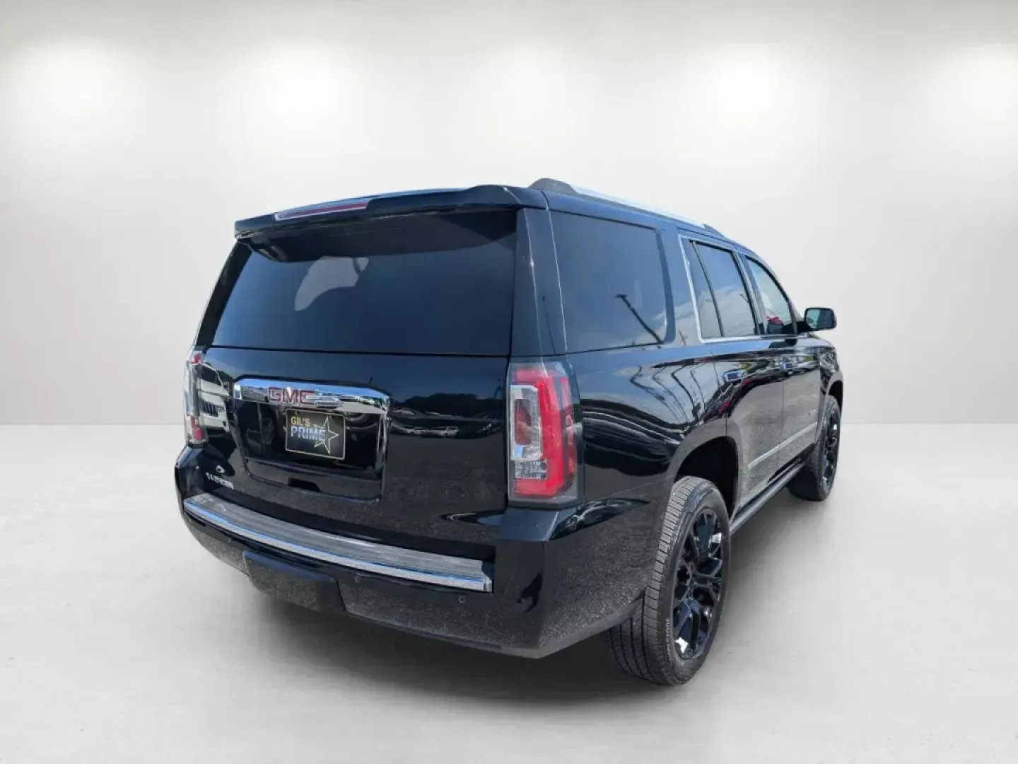 2018 /Cocoa/Dark Atmosphere GMC Yukon Denali (1GKS1CKJ7JR) with an Gas V8 6.2L/376 engine, 10-Speed Automatic transmission, located at 804 22nd Ave, Phenix City, AL, 36870, (334) 297-1860, 32.484749, -85.024475 - **Lifestyle-Driven Adventure Awaits: 2018 GMC Yukon Denali at Gils Auto - Phenix City #2**<br /> <br /> Are you ready to elevate your family adventures or weekend getaways? The 2018 GMC Yukon Denali is the perfect companion for those seeking a blend of luxury, performance, and practicality. This SUV - Photo#4