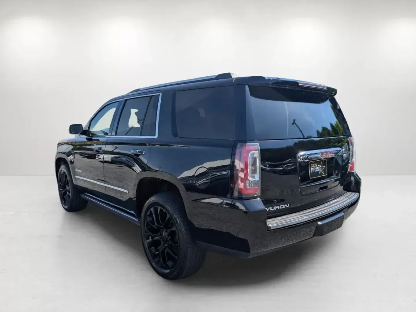 2018 /Cocoa/Dark Atmosphere GMC Yukon Denali (1GKS1CKJ7JR) with an Gas V8 6.2L/376 engine, 10-Speed Automatic transmission, located at 804 22nd Ave, Phenix City, AL, 36870, (334) 297-1860, 32.484749, -85.024475 - **Lifestyle-Driven Adventure Awaits: 2018 GMC Yukon Denali at Gils Auto - Phenix City #2**<br /> <br /> Are you ready to elevate your family adventures or weekend getaways? The 2018 GMC Yukon Denali is the perfect companion for those seeking a blend of luxury, performance, and practicality. This SUV - Photo#6