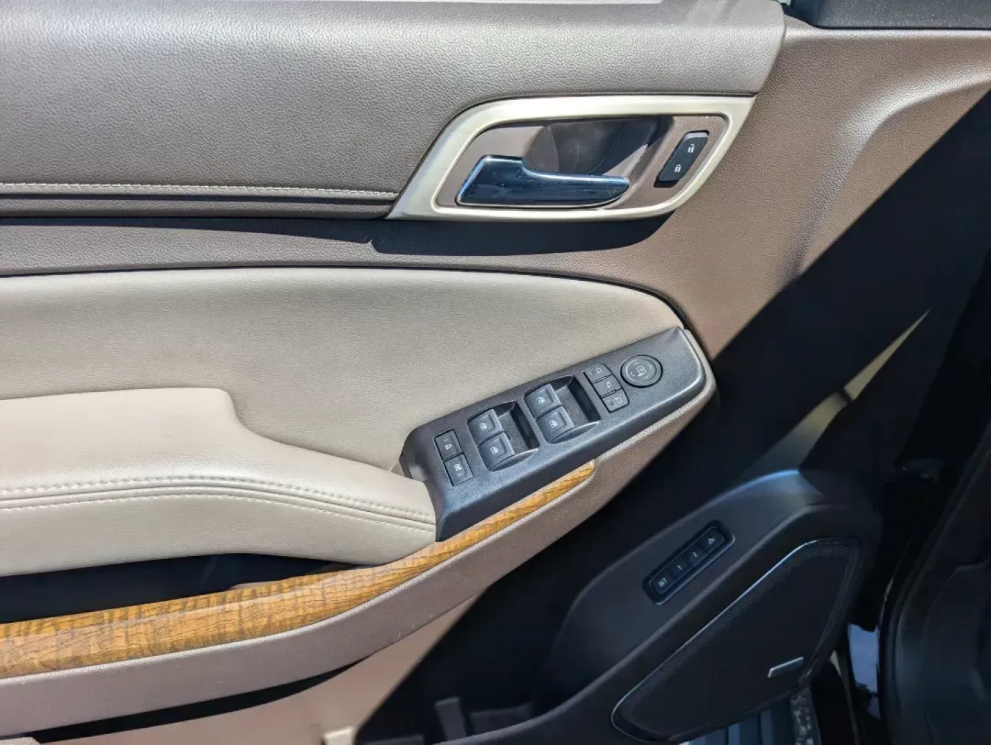 2018 /Cocoa/Dark Atmosphere GMC Yukon Denali (1GKS1CKJ7JR) with an Gas V8 6.2L/376 engine, 10-Speed Automatic transmission, located at 804 22nd Ave, Phenix City, AL, 36870, (334) 297-1860, 32.484749, -85.024475 - **Lifestyle-Driven Adventure Awaits: 2018 GMC Yukon Denali at Gils Auto - Phenix City #2**<br /> <br /> Are you ready to elevate your family adventures or weekend getaways? The 2018 GMC Yukon Denali is the perfect companion for those seeking a blend of luxury, performance, and practicality. This SUV - Photo#8