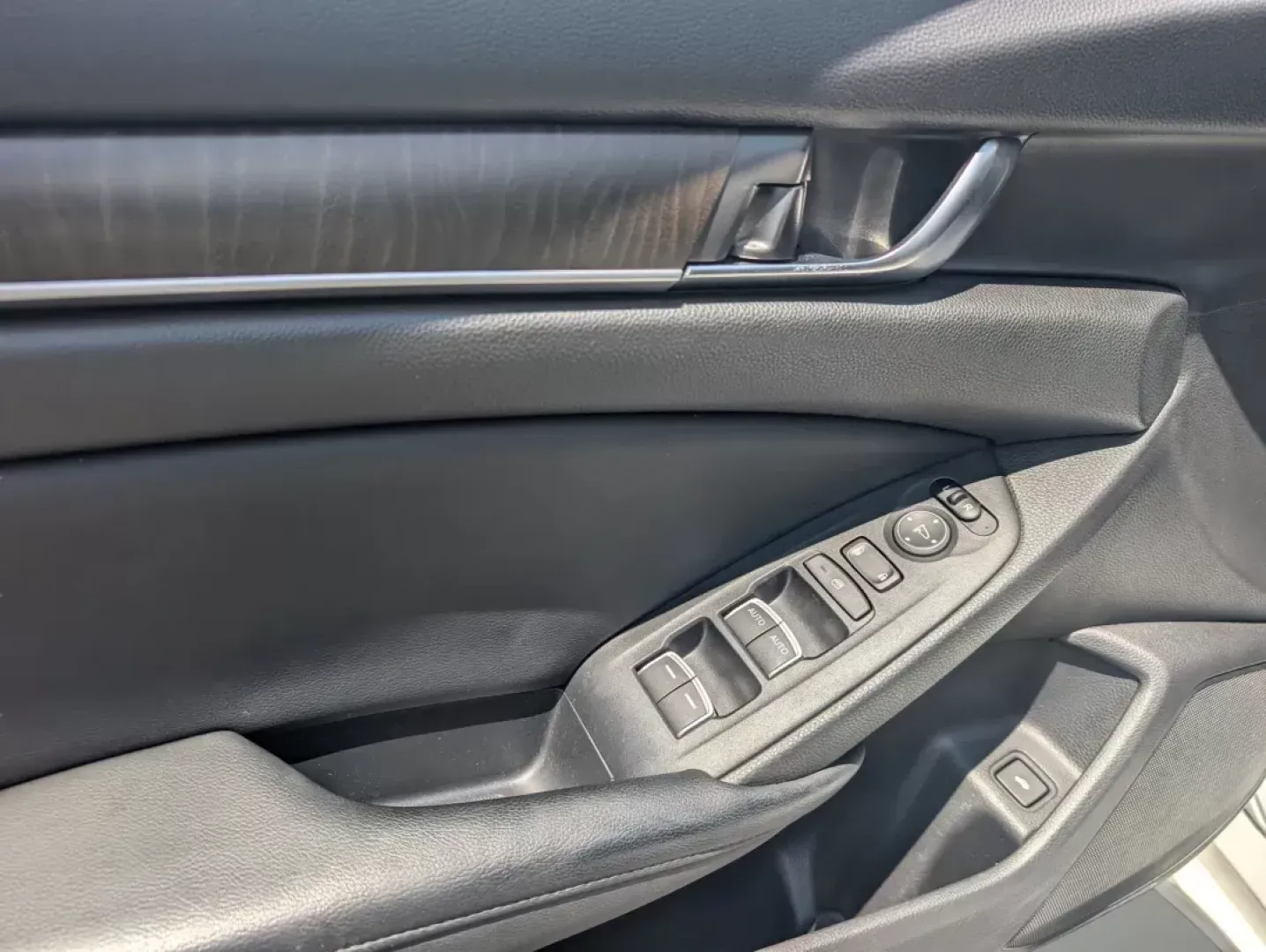 2018 Honda Accord Sedan EX 1.5T (1HGCV1F45JA) with an Intercooled Turbo Regular Unleaded I-4 1.5 L/91 engine, 1-Speed CVT w/OD transmission, located at 804 22nd Ave, Phenix City, AL, 36870, (334) 297-1860, 32.484749, -85.024475 - 2018 Honda Accord Sedan EX 1.5T - Photo#8