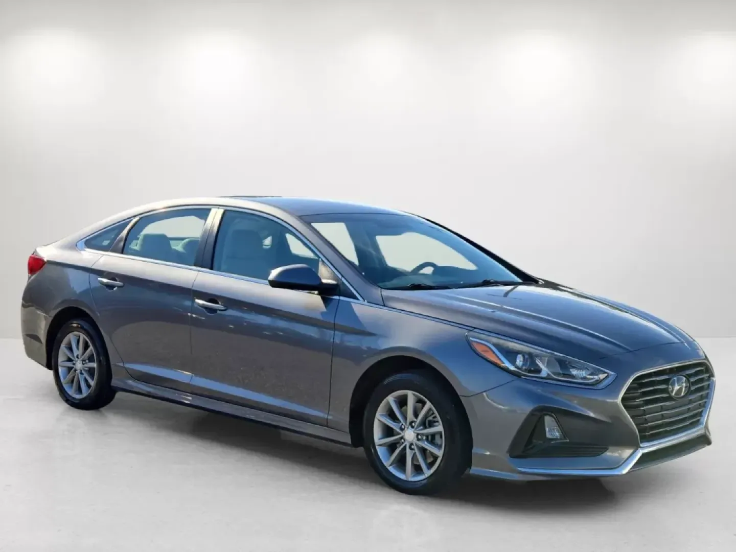 2018 /Gray Hyundai Sonata SE (5NPE24AF0JH) with an Other engine, located at 1430 Gateway Drive, Opelika, AL, 36801, (334) 239-0944, 32.637871, -85.409790 - Explore the open road with confidence in this 2018 Hyundai Sonata SE, a sedan designed for those who value both style and functionality. Whether you're commuting to work, shuttling the kids to school, or hitting the weekend getaway spots around Phenix City, this vehicle offers the perfect blend of c - Photo#3