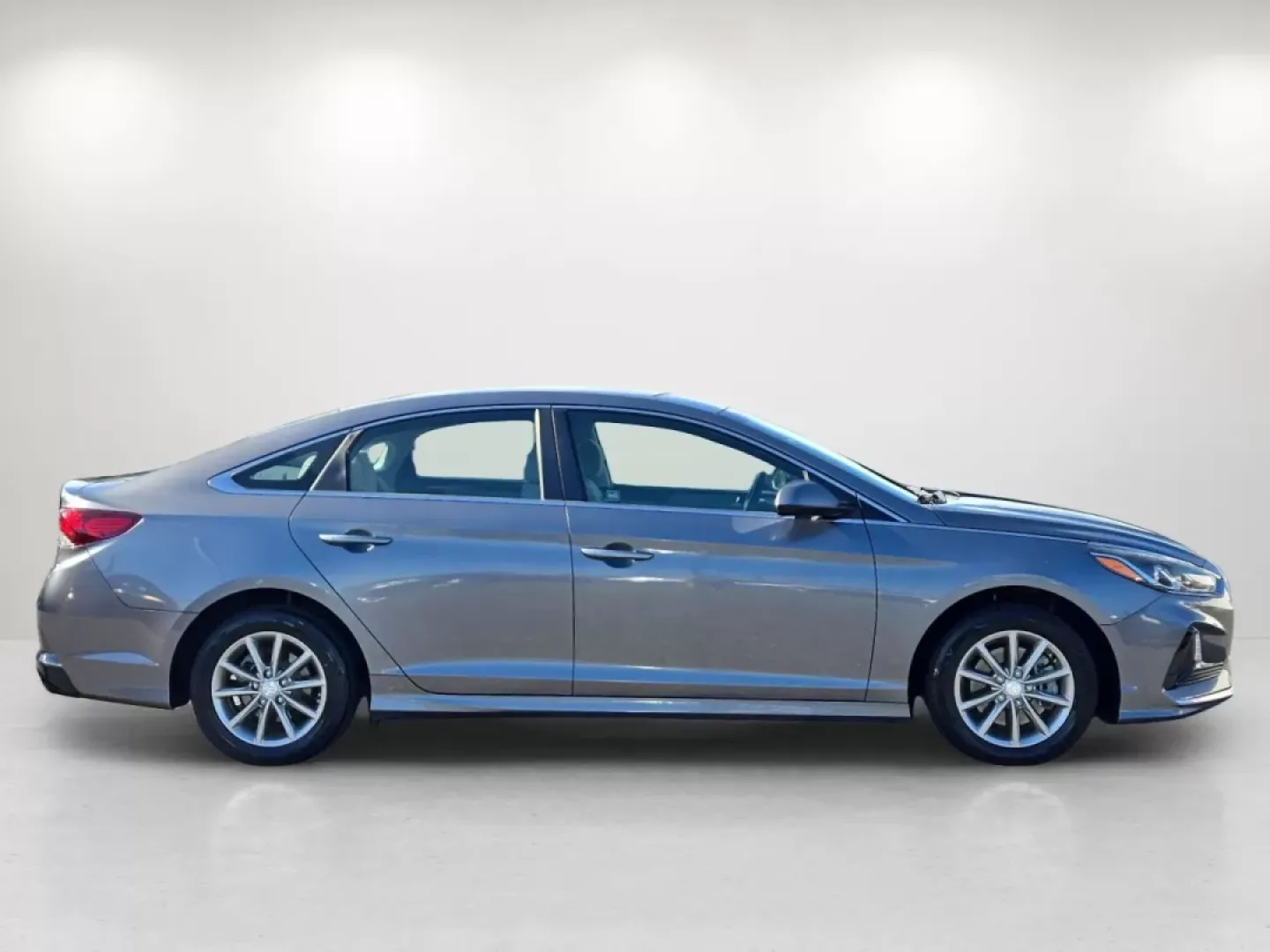2018 /Gray Hyundai Sonata SE (5NPE24AF0JH) with an Other engine, located at 1430 Gateway Drive, Opelika, AL, 36801, (334) 239-0944, 32.637871, -85.409790 - Explore the open road with confidence in this 2018 Hyundai Sonata SE, a sedan designed for those who value both style and functionality. Whether you're commuting to work, shuttling the kids to school, or hitting the weekend getaway spots around Phenix City, this vehicle offers the perfect blend of c - Photo#4