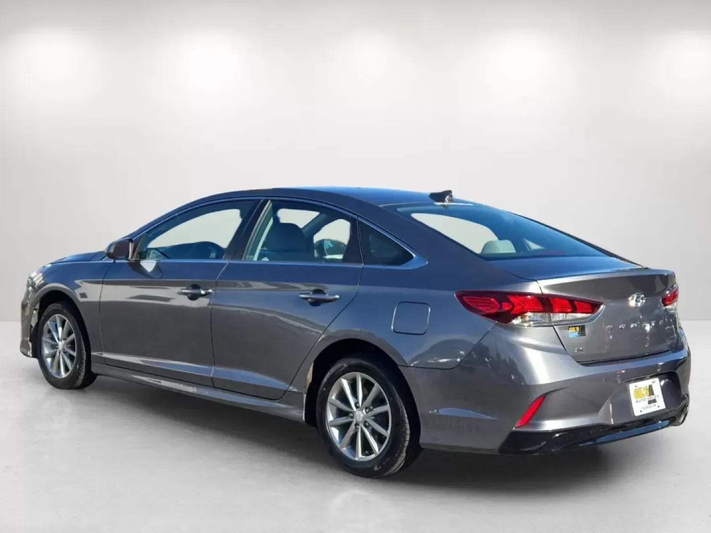 2018 /Gray Hyundai Sonata SE (5NPE24AF0JH) with an Other engine, located at 1430 Gateway Drive, Opelika, AL, 36801, (334) 239-0944, 32.637871, -85.409790 - Explore the open road with confidence in this 2018 Hyundai Sonata SE, a sedan designed for those who value both style and functionality. Whether you're commuting to work, shuttling the kids to school, or hitting the weekend getaway spots around Phenix City, this vehicle offers the perfect blend of c - Photo#7
