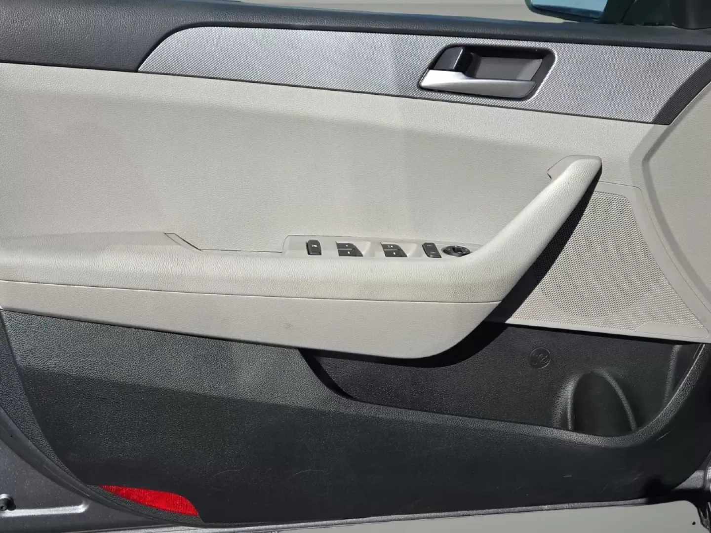 2018 /Gray Hyundai Sonata SE (5NPE24AF0JH) with an Other engine, located at 1430 Gateway Drive, Opelika, AL, 36801, (334) 239-0944, 32.637871, -85.409790 - Explore the open road with confidence in this 2018 Hyundai Sonata SE, a sedan designed for those who value both style and functionality. Whether you're commuting to work, shuttling the kids to school, or hitting the weekend getaway spots around Phenix City, this vehicle offers the perfect blend of c - Photo#9