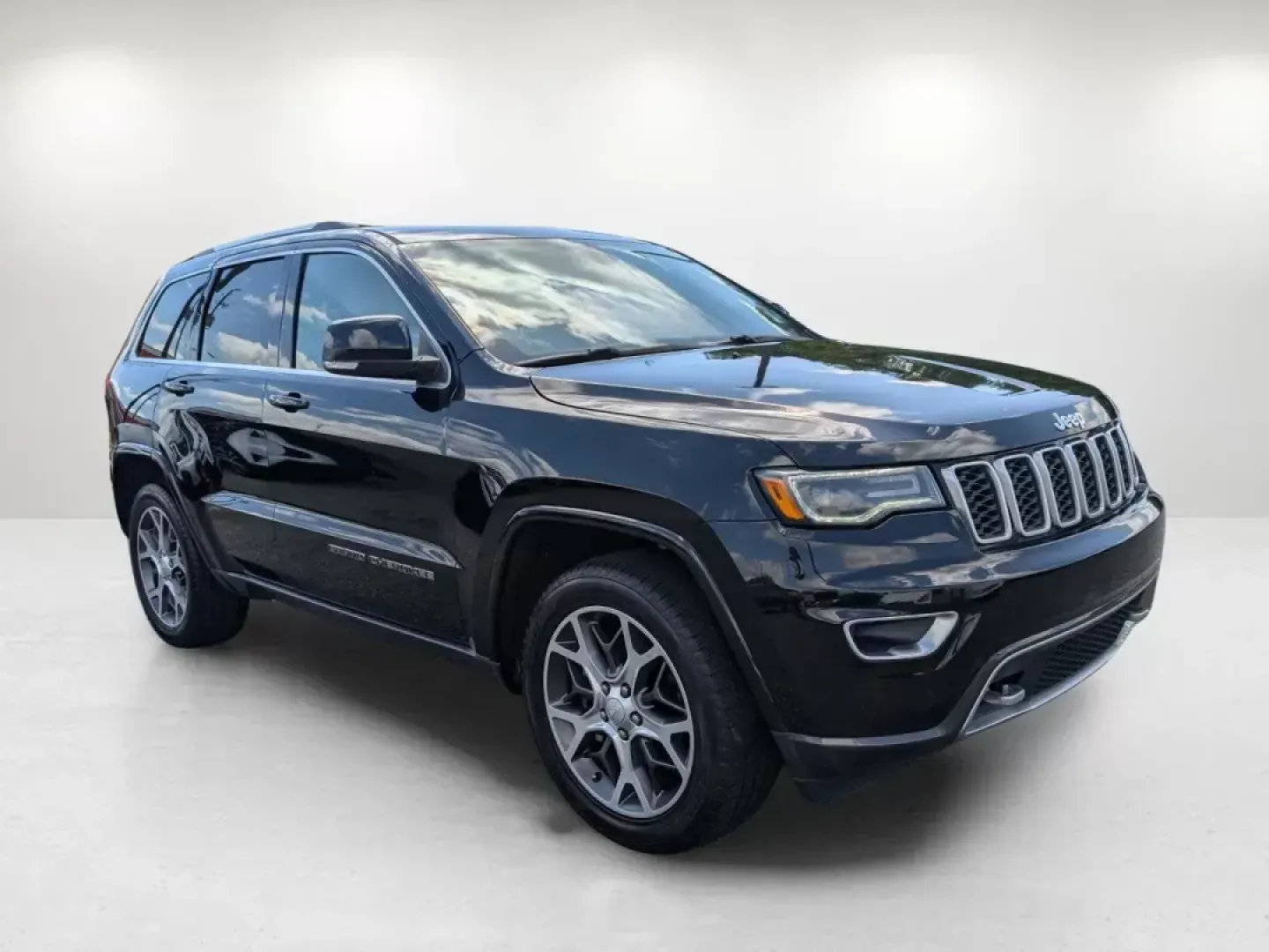 2018 /Light Grey/Black Jeep Grand Cherokee Sterling Edition (1C4RJEBG7JC) with an Regular Unleaded V-6 3.6 L/220 engine, 8-Speed Automatic w/OD transmission, located at 3959 U.S. 80 W, Phenix City, AL, 36870, (334) 297-4885, 32.469296, -85.135185 - 2018 Jeep Grand Cherokee Sterling Edition - Photo#3