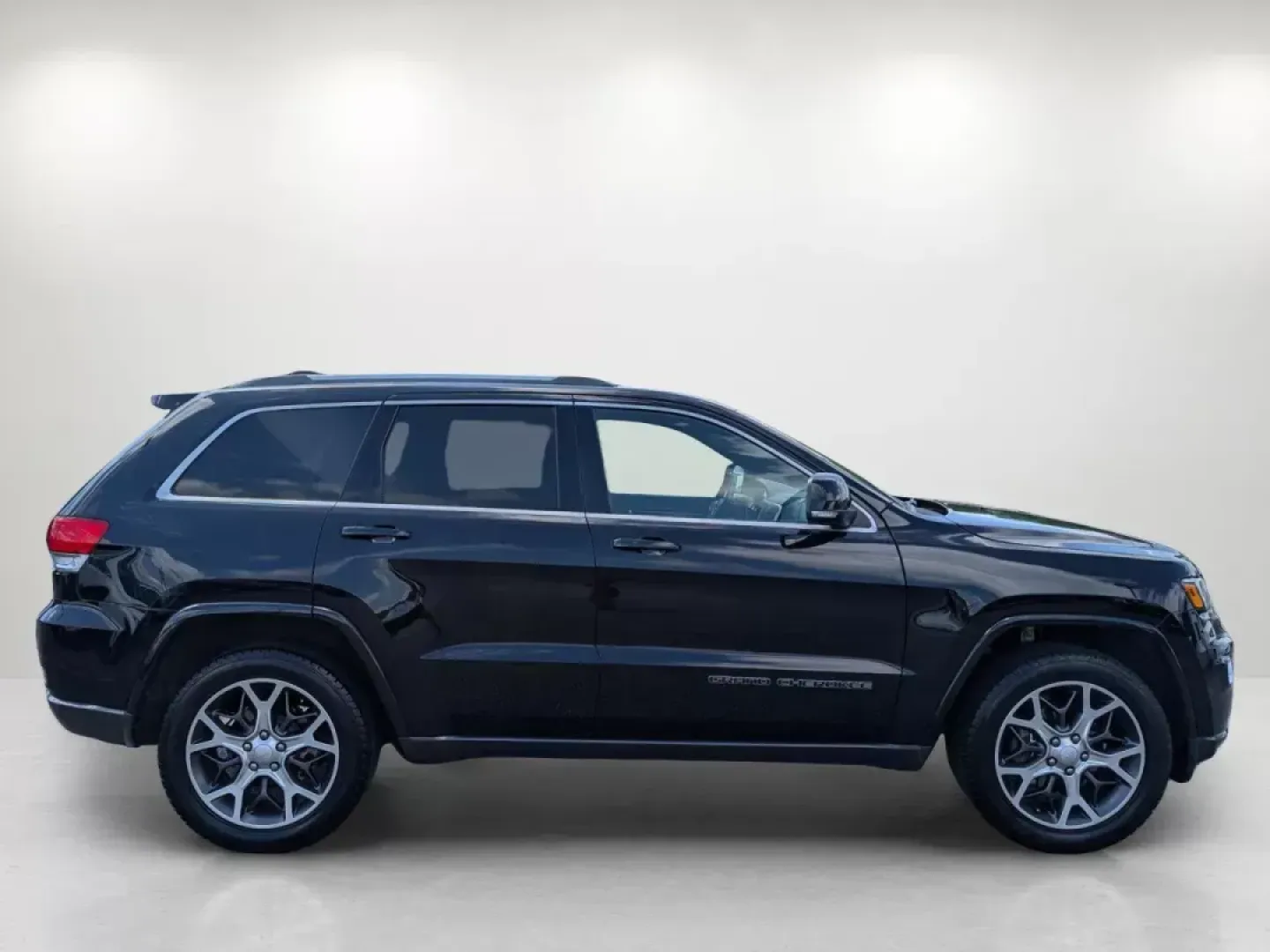 2018 /Light Grey/Black Jeep Grand Cherokee Sterling Edition (1C4RJEBG7JC) with an Regular Unleaded V-6 3.6 L/220 engine, 8-Speed Automatic w/OD transmission, located at 3959 U.S. 80 W, Phenix City, AL, 36870, (334) 297-4885, 32.469296, -85.135185 - 2018 Jeep Grand Cherokee Sterling Edition - Photo#4
