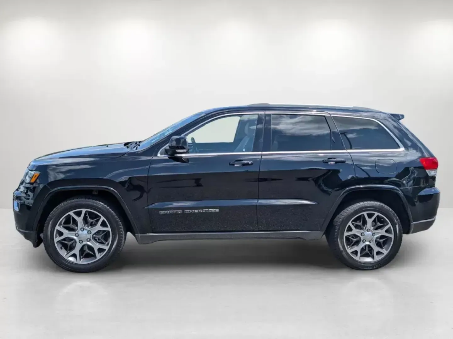 2018 /Light Grey/Black Jeep Grand Cherokee Sterling Edition (1C4RJEBG7JC) with an Regular Unleaded V-6 3.6 L/220 engine, 8-Speed Automatic w/OD transmission, located at 3959 U.S. 80 W, Phenix City, AL, 36870, (334) 297-4885, 32.469296, -85.135185 - 2018 Jeep Grand Cherokee Sterling Edition - Photo#8