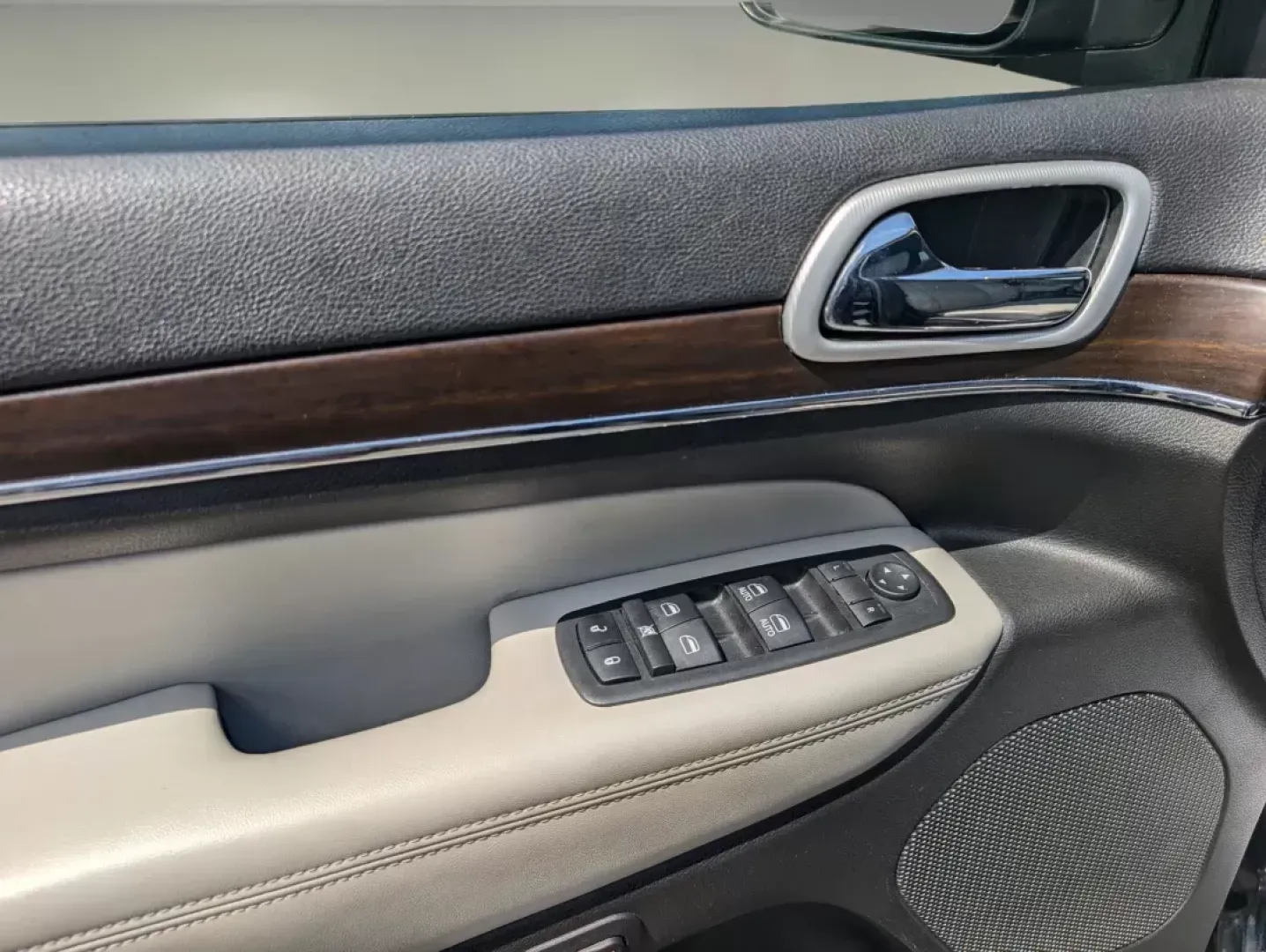 2018 /Light Grey/Black Jeep Grand Cherokee Sterling Edition (1C4RJEBG7JC) with an Regular Unleaded V-6 3.6 L/220 engine, 8-Speed Automatic w/OD transmission, located at 3959 U.S. 80 W, Phenix City, AL, 36870, (334) 297-4885, 32.469296, -85.135185 - 2018 Jeep Grand Cherokee Sterling Edition - Photo#9