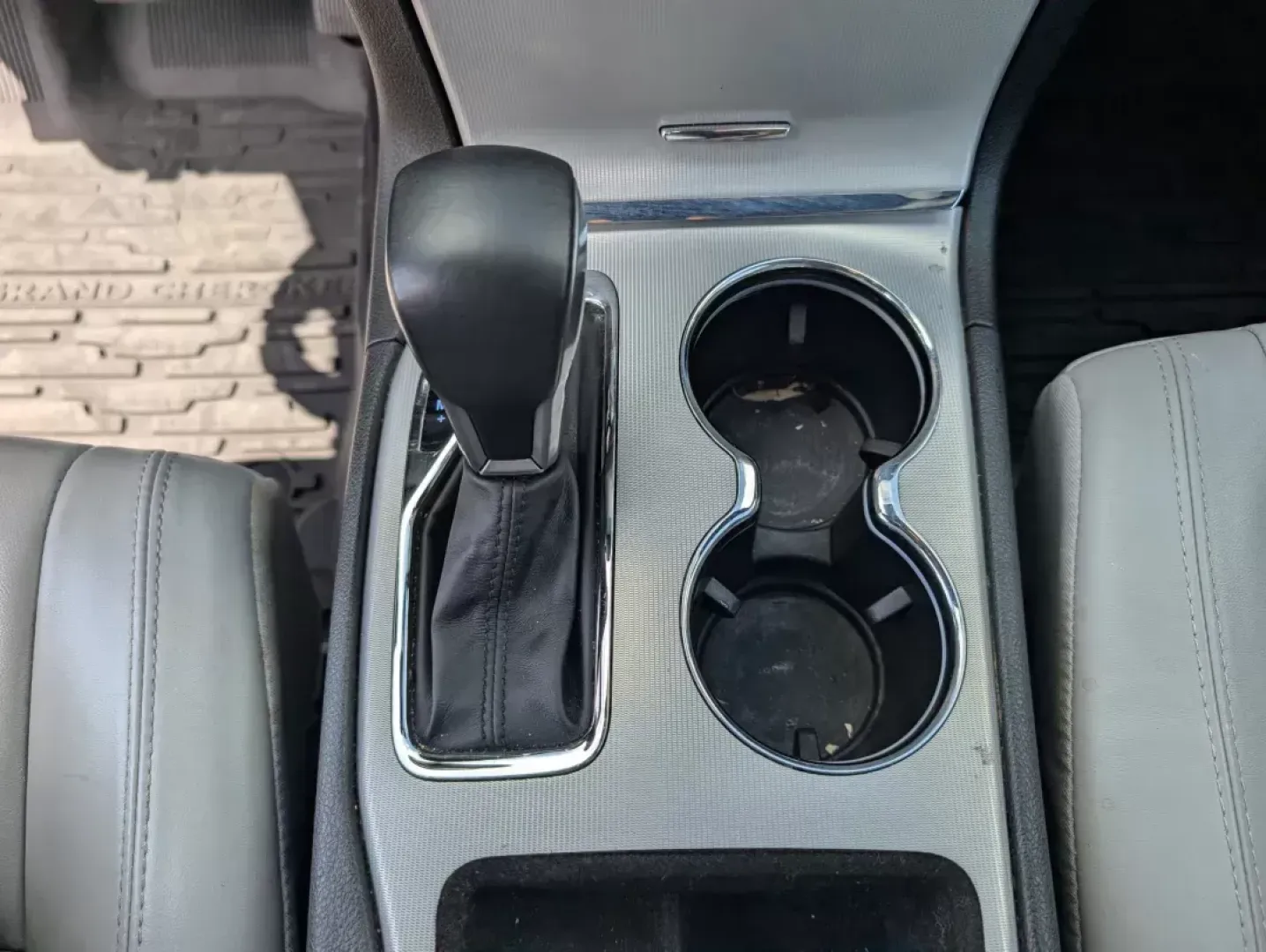2018 /Light Grey/Black Jeep Grand Cherokee Sterling Edition (1C4RJEBG7JC) with an Regular Unleaded V-6 3.6 L/220 engine, 8-Speed Automatic w/OD transmission, located at 3959 U.S. 80 W, Phenix City, AL, 36870, (334) 297-4885, 32.469296, -85.135185 - 2018 Jeep Grand Cherokee Sterling Edition - Photo#13