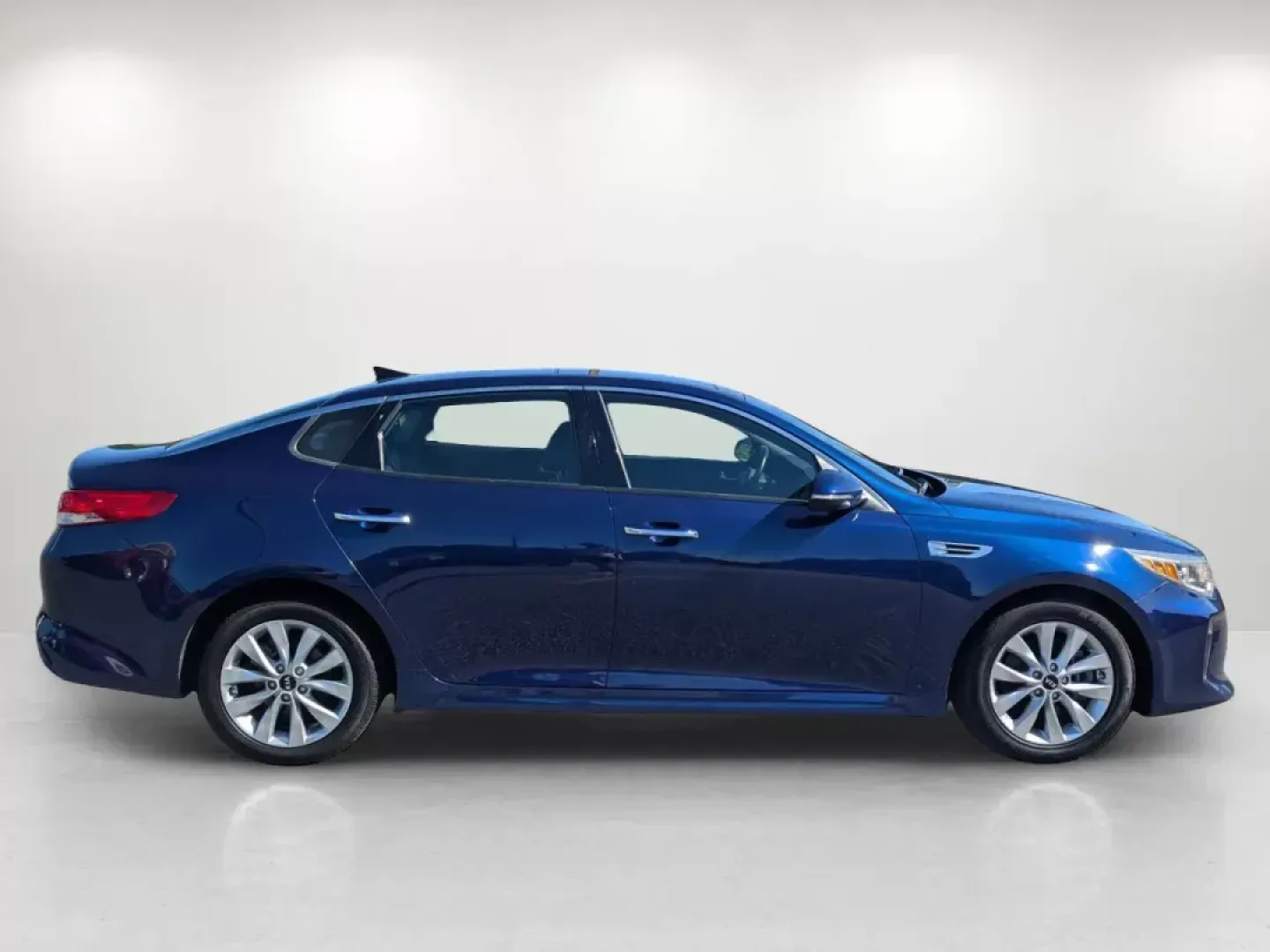 2018 /Black Kia Optima EX (5XXGU4L31JG) with an Regular Unleaded I-4 2.4 L/144 engine, 6-Speed Automatic w/OD transmission, located at 3959 U.S. 80 W, Phenix City, AL, 36870, (334) 297-4885, 32.469296, -85.135185 - 2018 Kia Optima EX - Photo#5