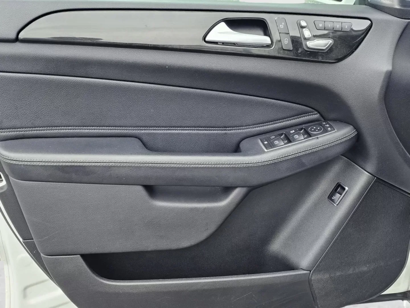 2018 /Black Mercedes-Benz GLE GLE 350 (4JGDA5JB6JB) with an Other engine, located at 3959 U.S. 80 W, Phenix City, AL, 36870, (334) 297-4885, 32.469296, -85.135185 - **Experience the Luxury of Driving with the 2018 Mercedes-Benz GLE 350: Perfect for Adventurers and Families Alike!**<br /> <br /> Ready to elevate your driving experience? The 2018 Mercedes-Benz GLE 350, available at Gils Auto in Phenix City, AL, is the quintessential SUV for those who seek a blend - Photo#9