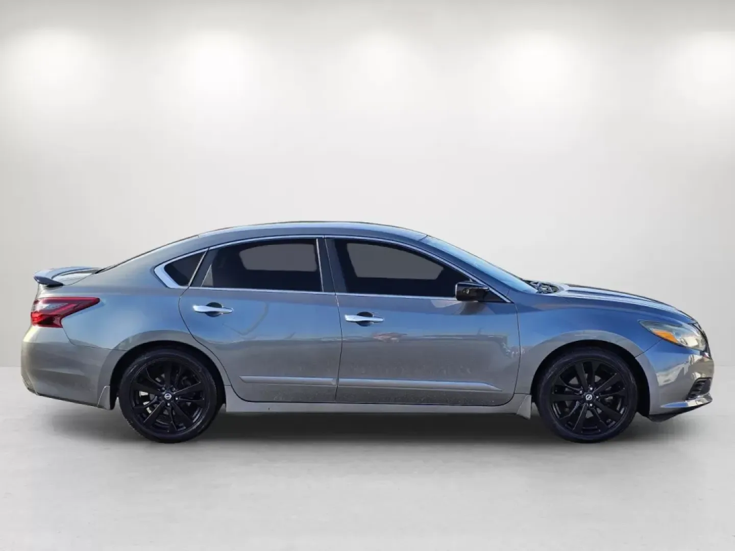 2018 /Sport Interior Nissan Altima 2.5 SR (1N4AL3AP5JC) with an Other engine, located at 3959 U.S. 80 W, Phenix City, AL, 36870, (334) 297-4885, 32.469296, -85.135185 - **Elevate Your Daily Commute with the 2018 Nissan Altima 2.5 SR Perfect for Phenix City Adventures!**<br /> <br /> Are you looking for a reliable sedan that effortlessly balances style, comfort, and performance? Look no further than this stunning 2018 Nissan Altima 2.5 SR at Gils Auto, your trusted - Photo#4