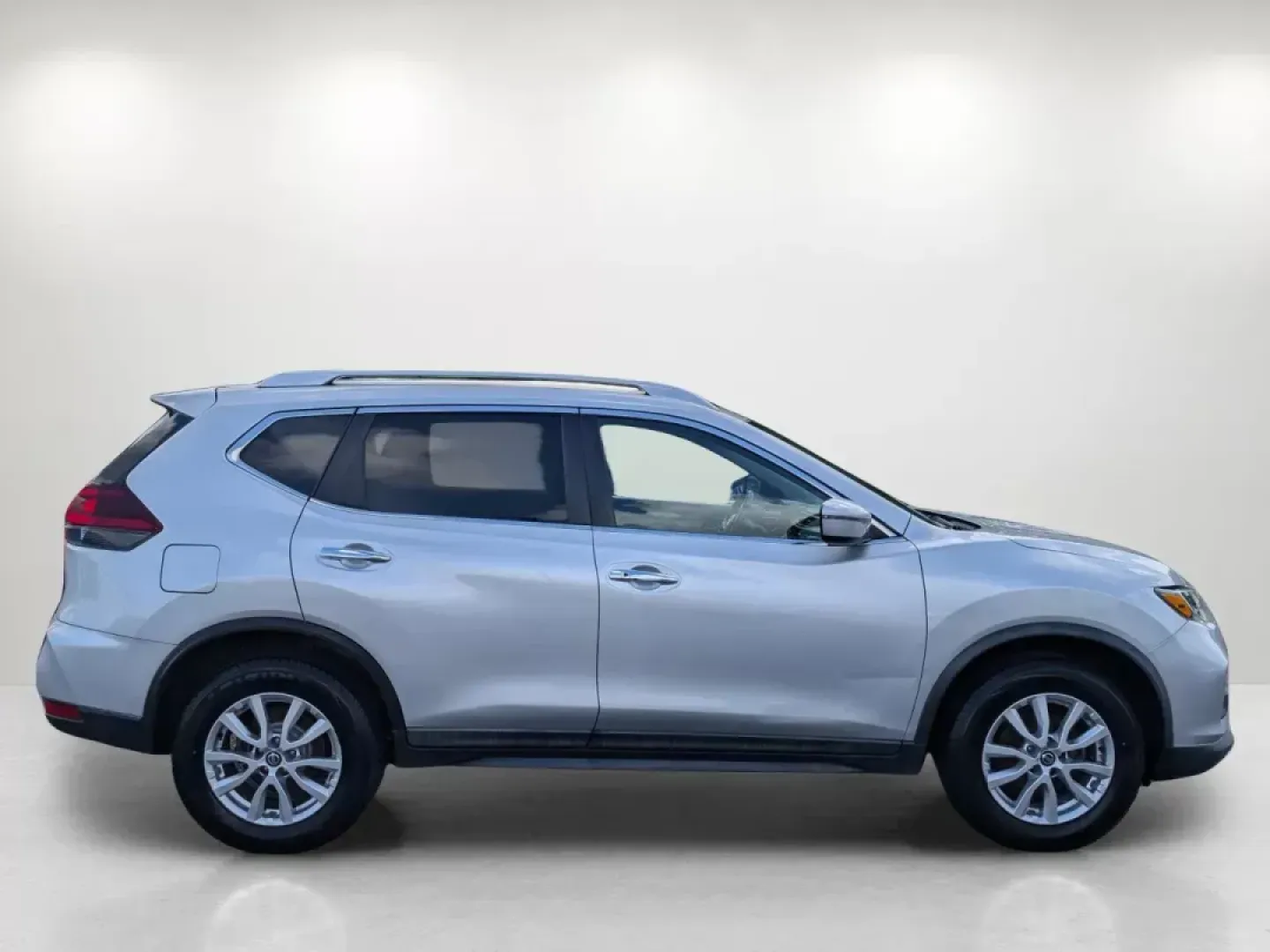 2018 /Charcoal Nissan Rogue SV (KNMAT2MVXJP) with an Regular Unleaded I-4 2.5 L/152 engine, 1-Speed CVT w/OD transmission, located at 3959 U.S. 80 W, Phenix City, AL, 36870, (334) 297-4885, 32.469296, -85.135185 - 2018 Nissan Rogue SV - Photo#4