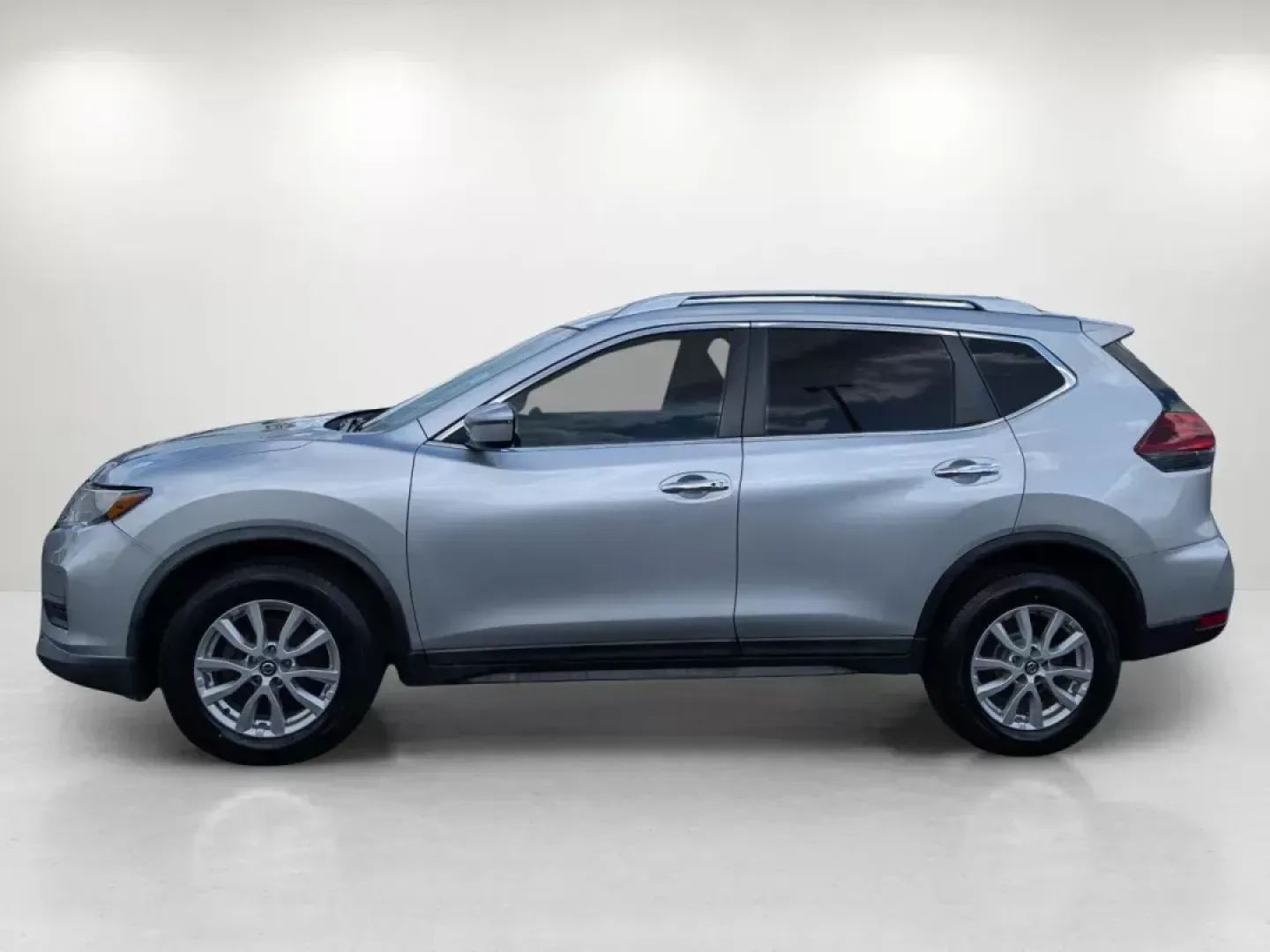 2018 /Charcoal Nissan Rogue SV (KNMAT2MVXJP) with an Regular Unleaded I-4 2.5 L/152 engine, 1-Speed CVT w/OD transmission, located at 3959 U.S. 80 W, Phenix City, AL, 36870, (334) 297-4885, 32.469296, -85.135185 - 2018 Nissan Rogue SV - Photo#8