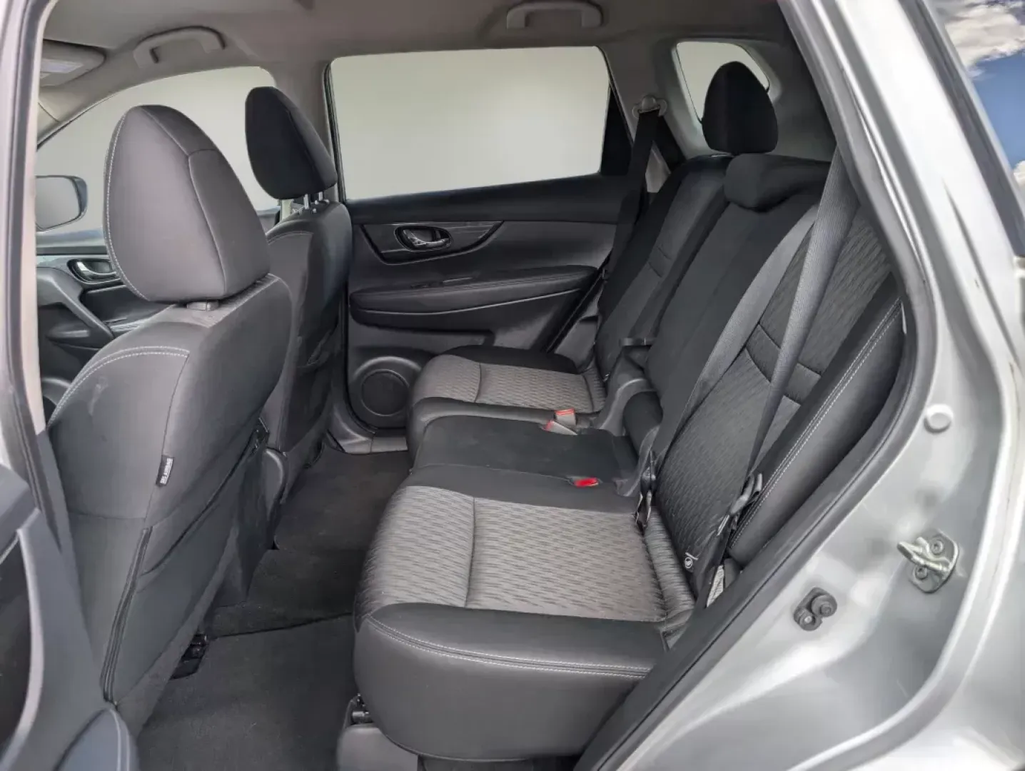 2018 /Charcoal Nissan Rogue SV (KNMAT2MVXJP) with an Regular Unleaded I-4 2.5 L/152 engine, 1-Speed CVT w/OD transmission, located at 3959 U.S. 80 W, Phenix City, AL, 36870, (334) 297-4885, 32.469296, -85.135185 - 2018 Nissan Rogue SV - Photo#11