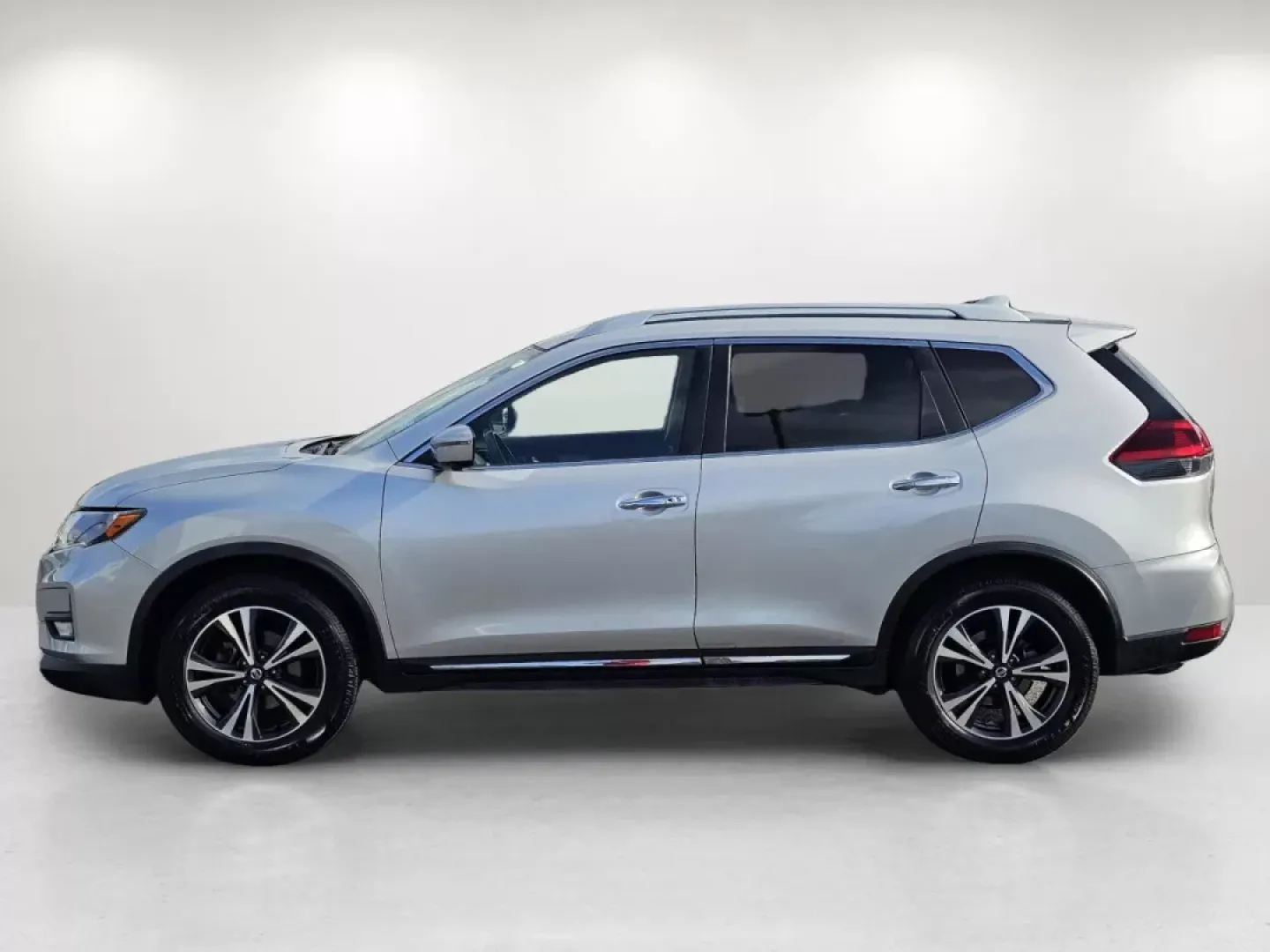 2018 /Charcoal Nissan Rogue SL (JN8AT2MTXJW) with an Other engine, located at 804 22nd Ave, Phenix City, AL, 36870, (334) 297-1860, 32.484749, -85.024475 - Elevate your daily driving experience with the stunning 2018 Nissan Rogue SL, a versatile SUV designed for those who prioritize both style and functionality. Whether you're a growing family seeking ample space, a commuter craving comfort during long drives, or an adventurer looking for reliability o - Photo#7